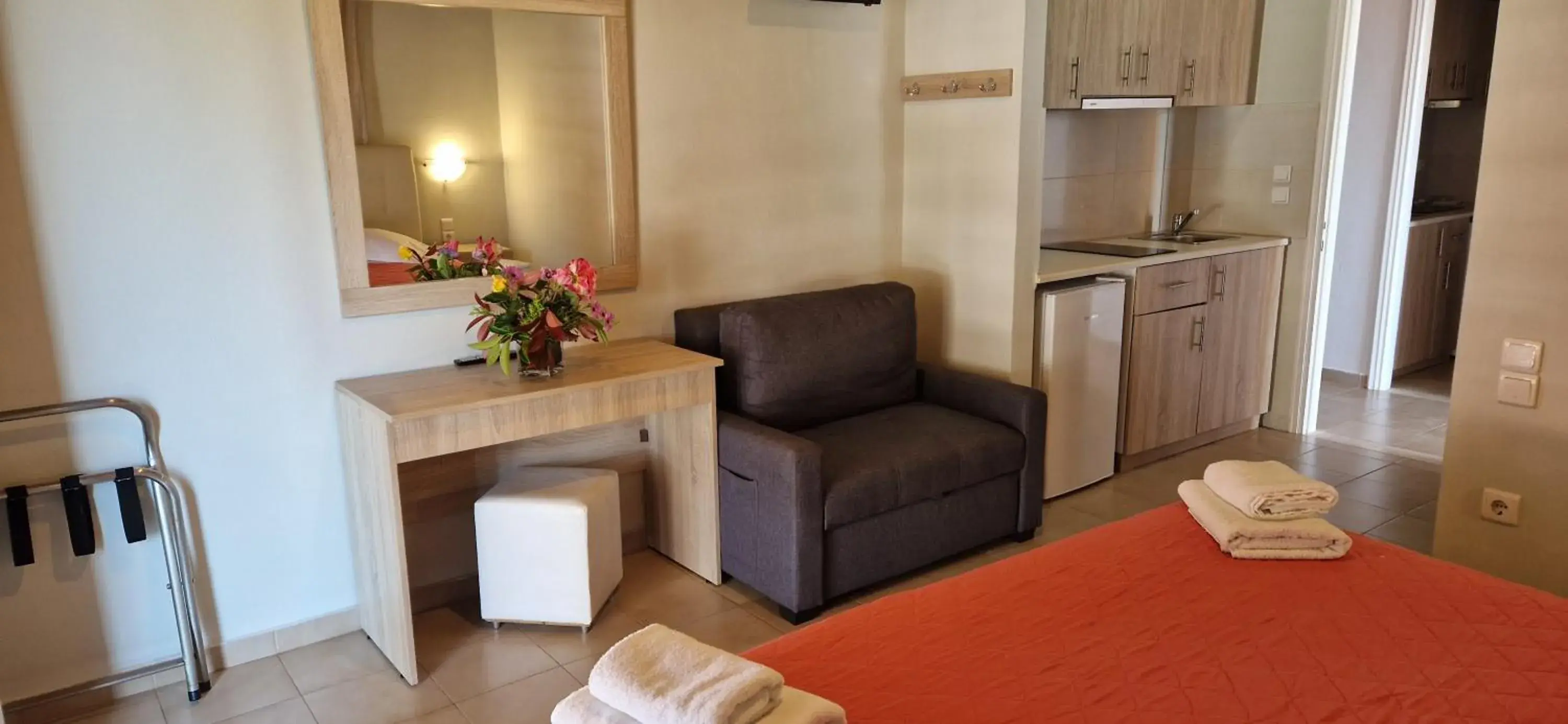 Large Double Room in Christina Studios Large Double Room in Christina Studios