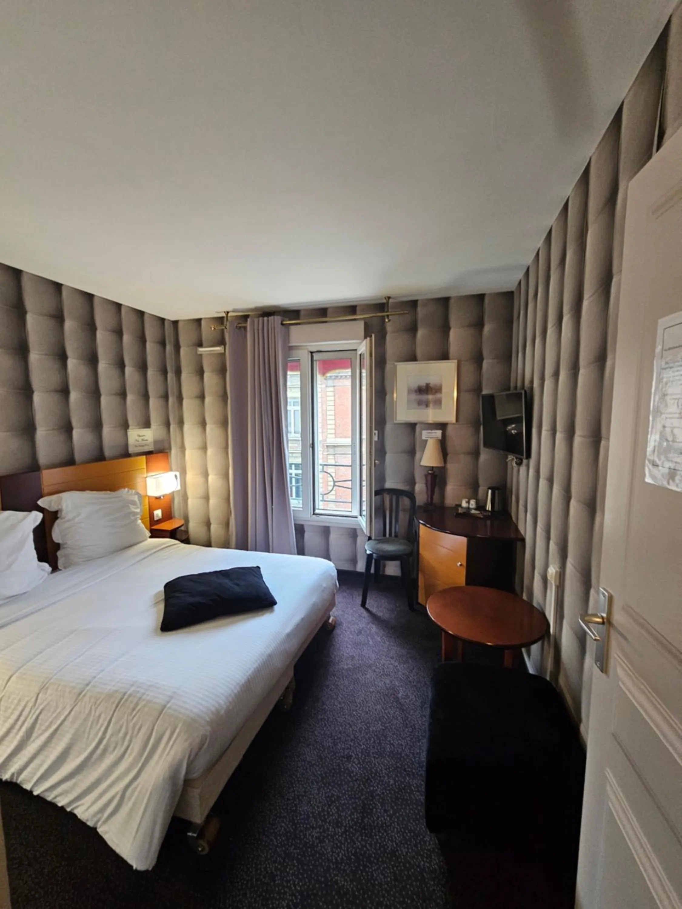 Bed in Hôtel 1er Consul Rouen