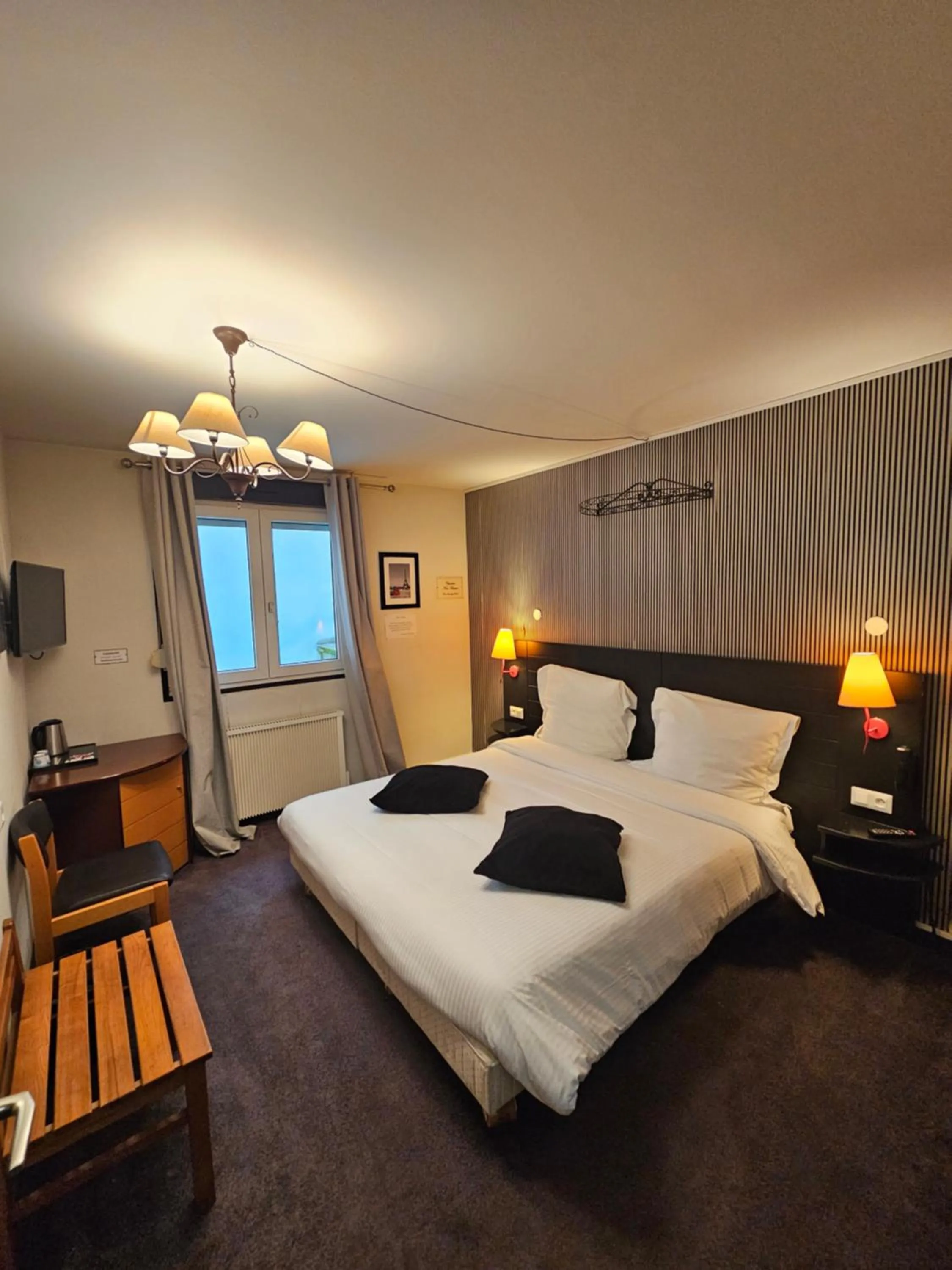 Bed in Hôtel 1er Consul Rouen