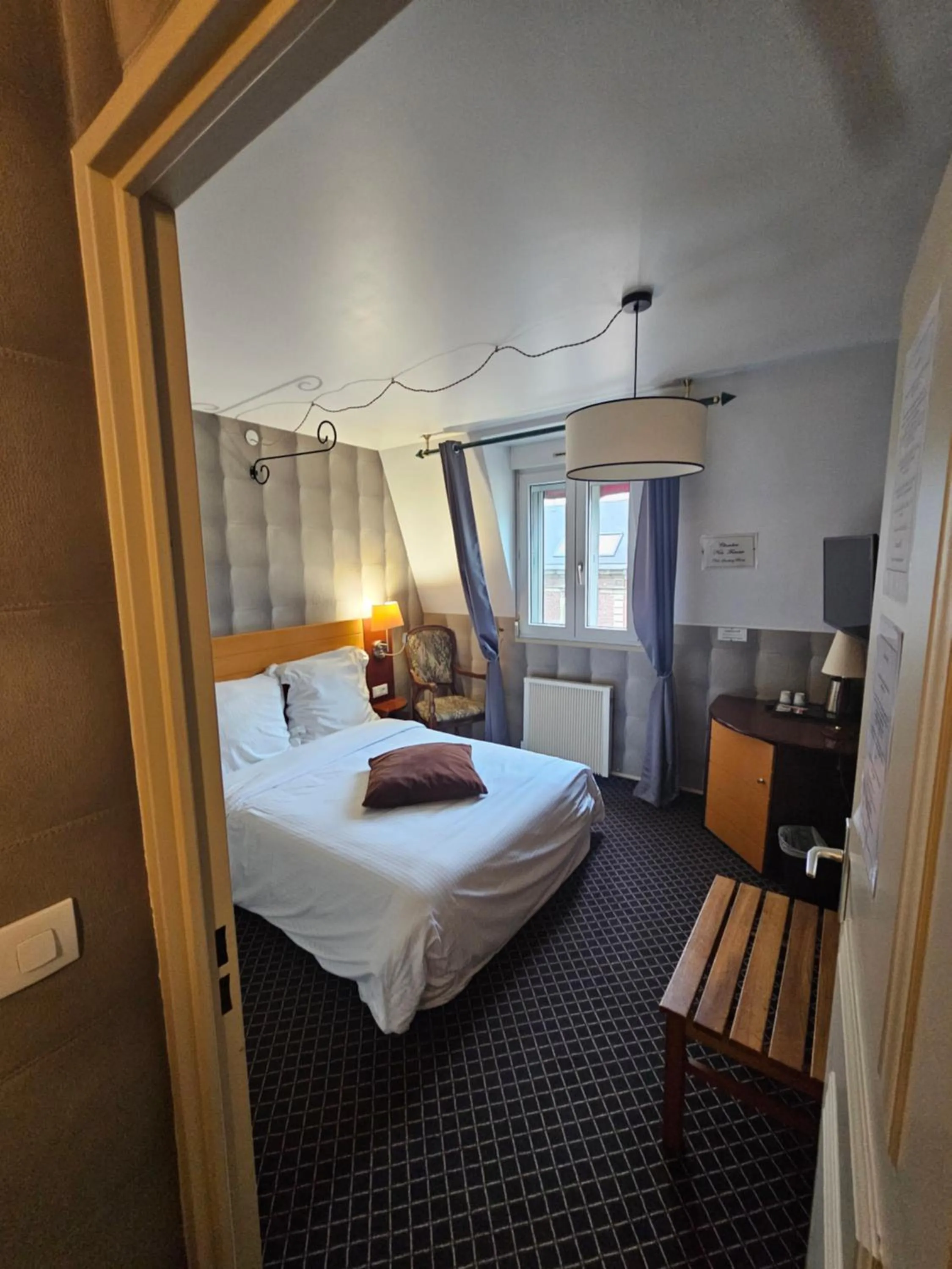 Bed in Hôtel 1er Consul Rouen