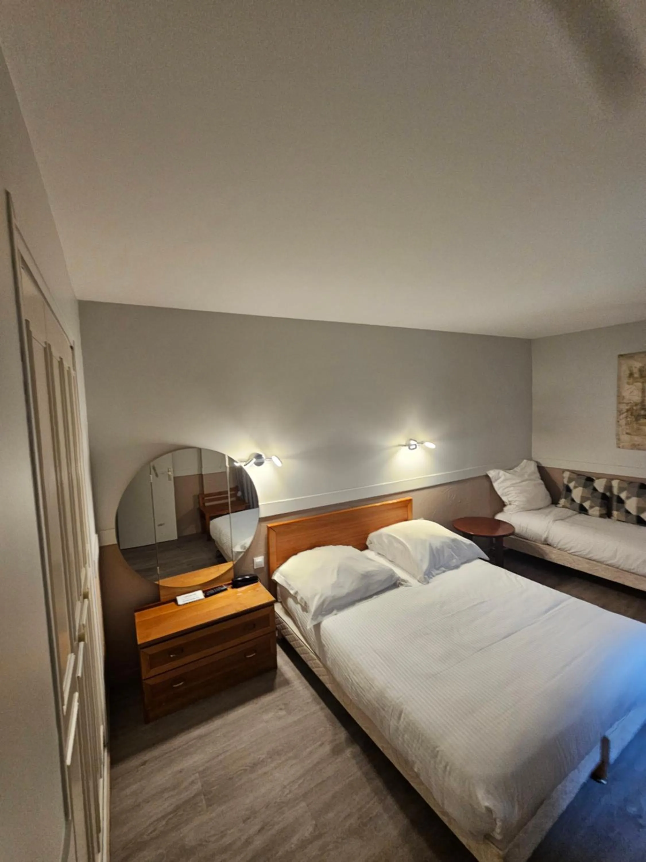 Bed in Hôtel 1er Consul Rouen