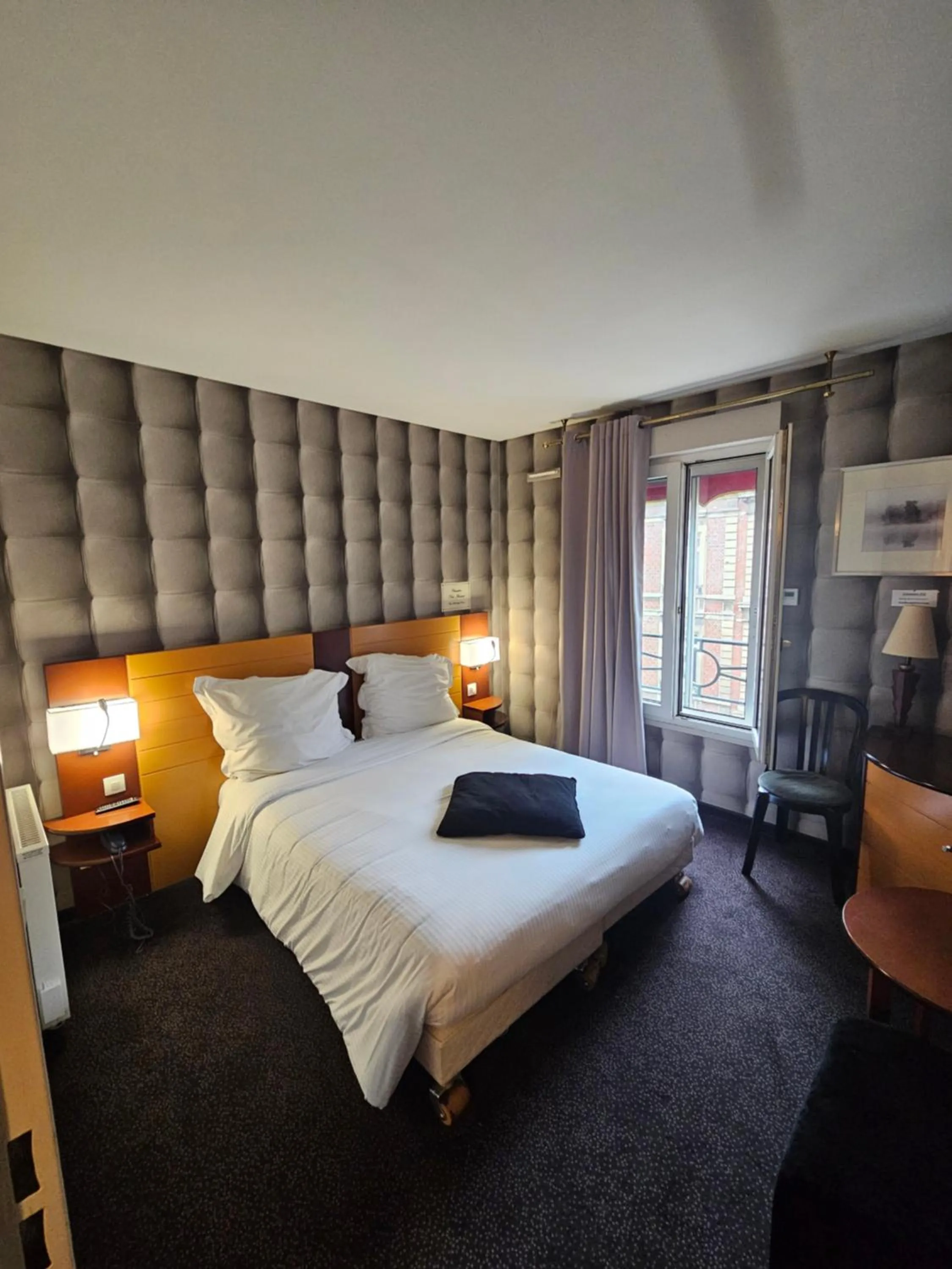 Bed in Hôtel 1er Consul Rouen