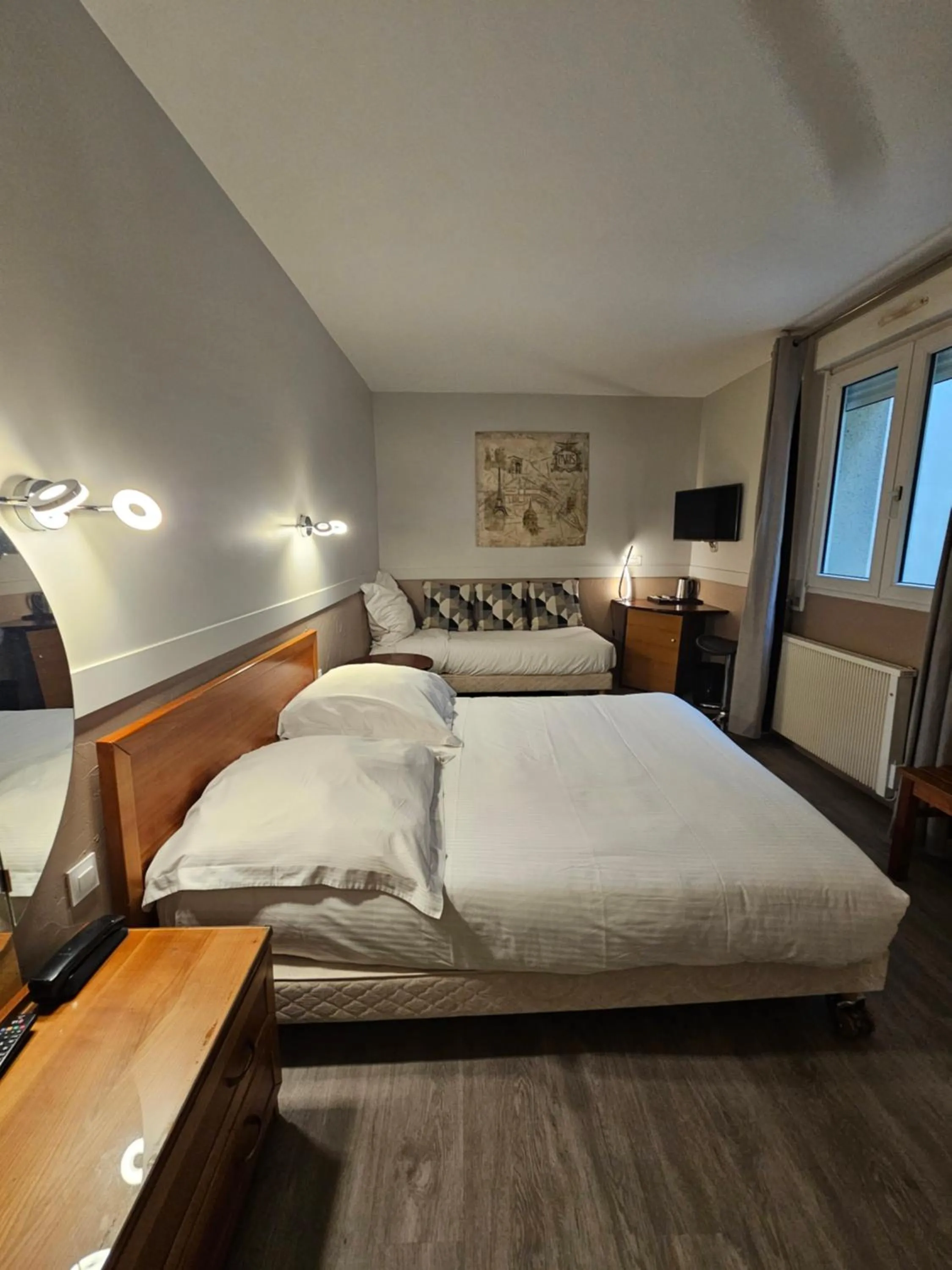 Bed in Hôtel 1er Consul Rouen