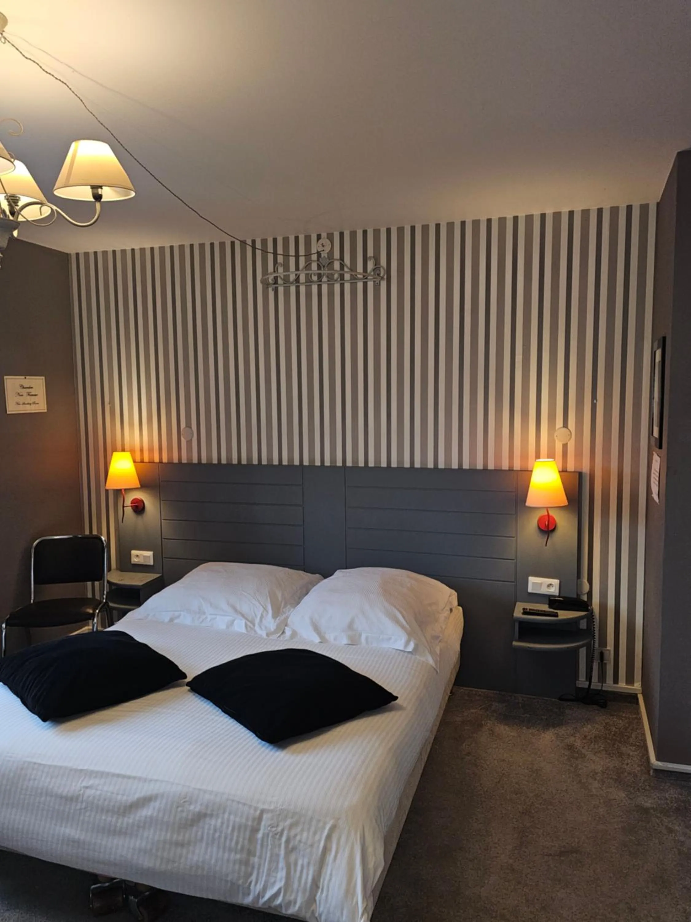 Bed in Hôtel 1er Consul Rouen