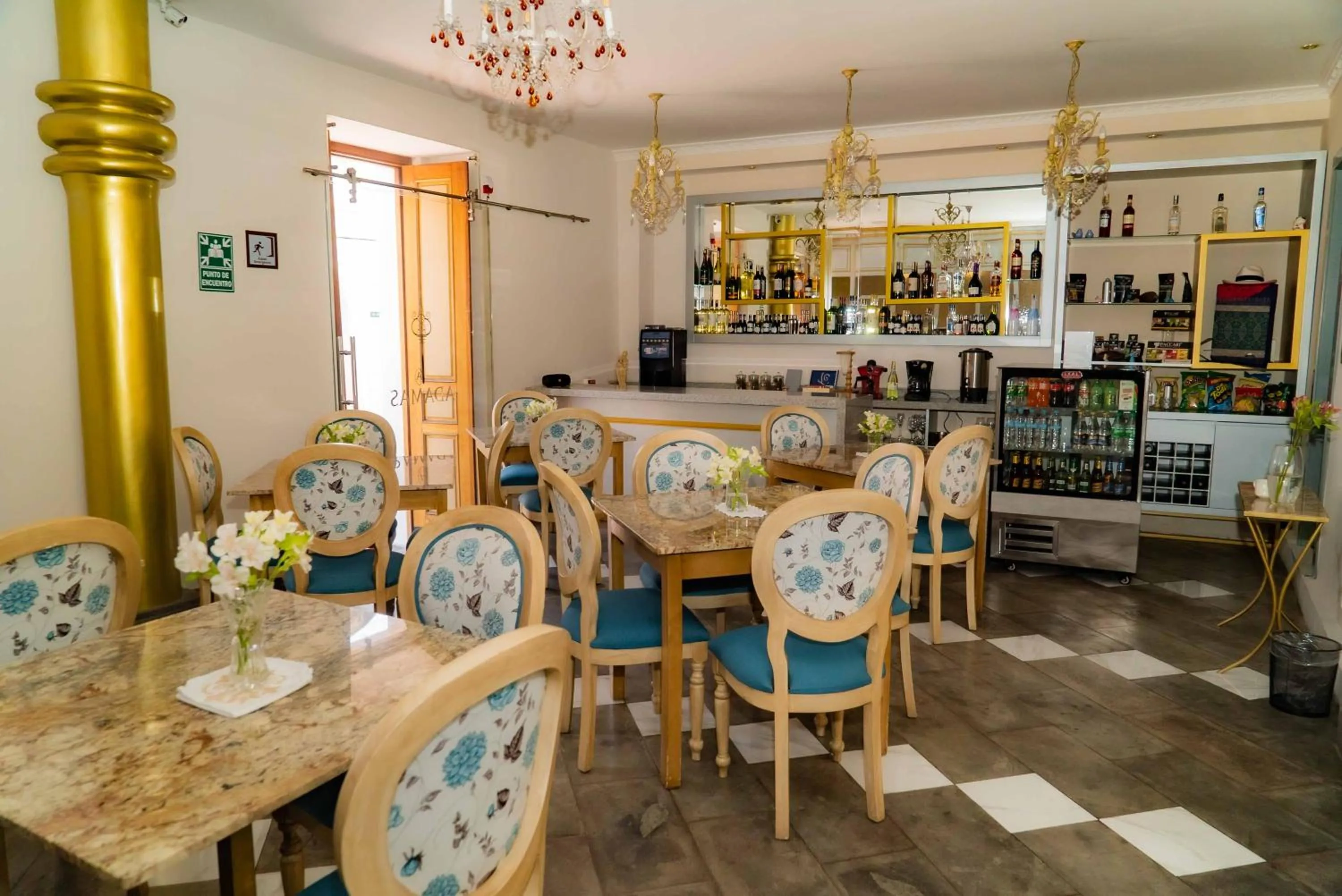 Restaurant/places to eat in Adamas House Hotel Boutique