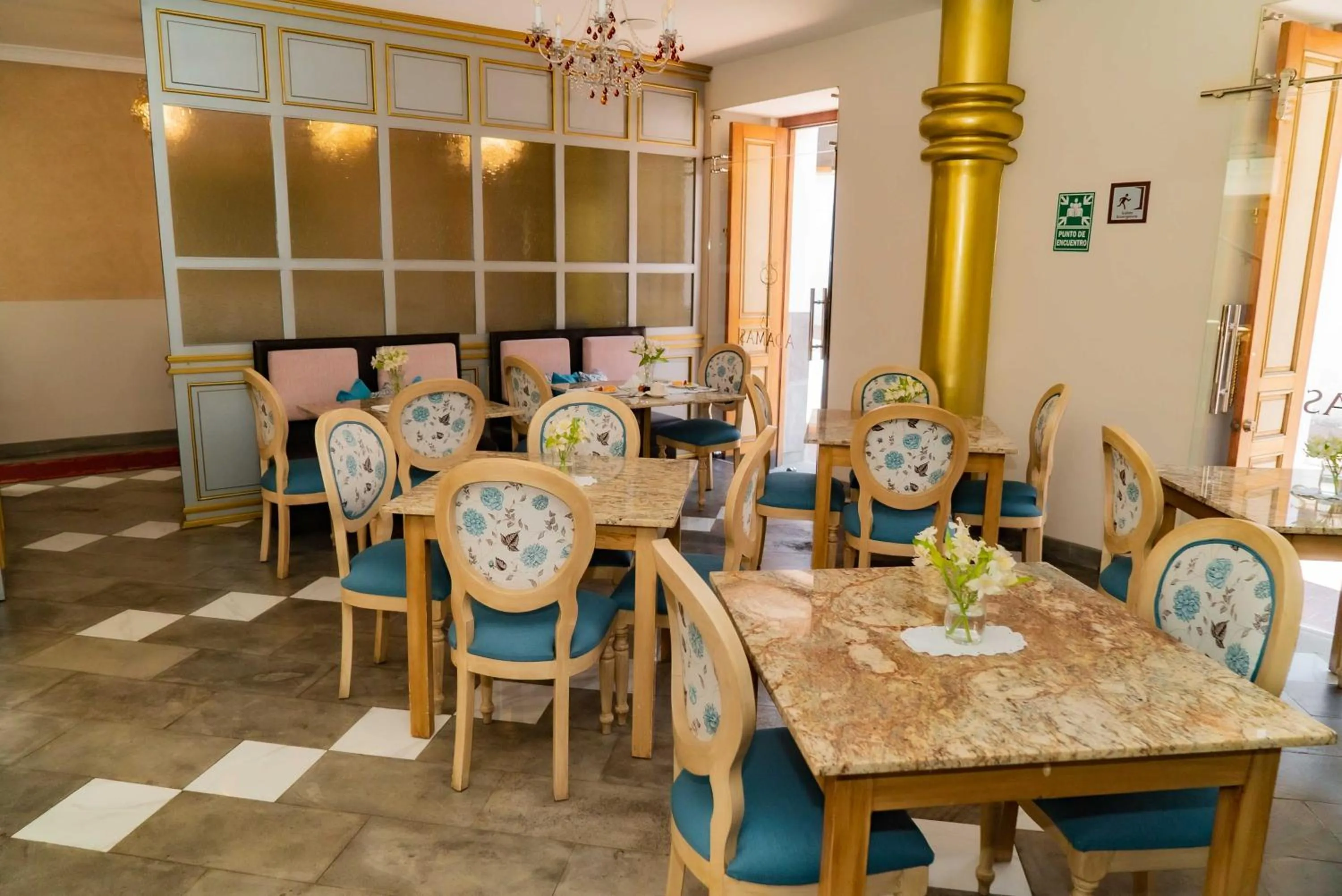 Restaurant/places to eat in Adamas House Hotel Boutique