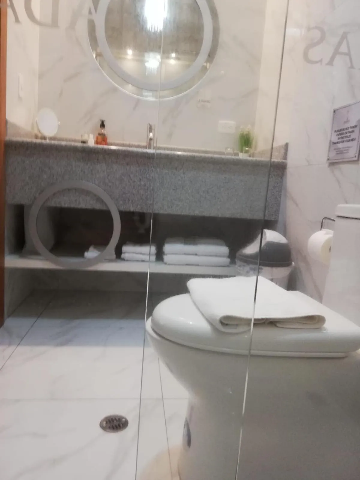 Toilet in Adamas House Hotel Boutique