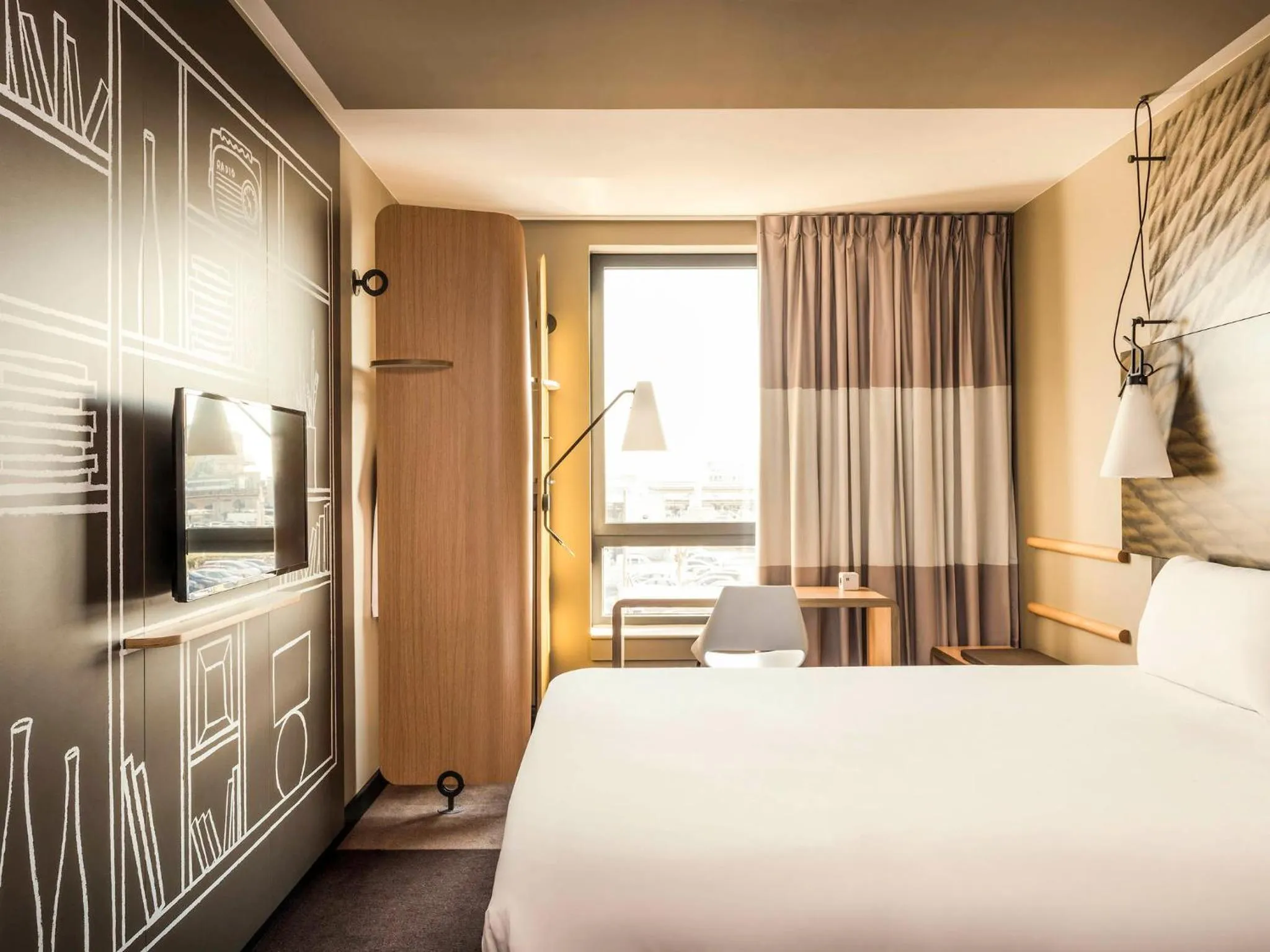 Bedroom, Bed in ibis Paris Coeur d'Orly Airport