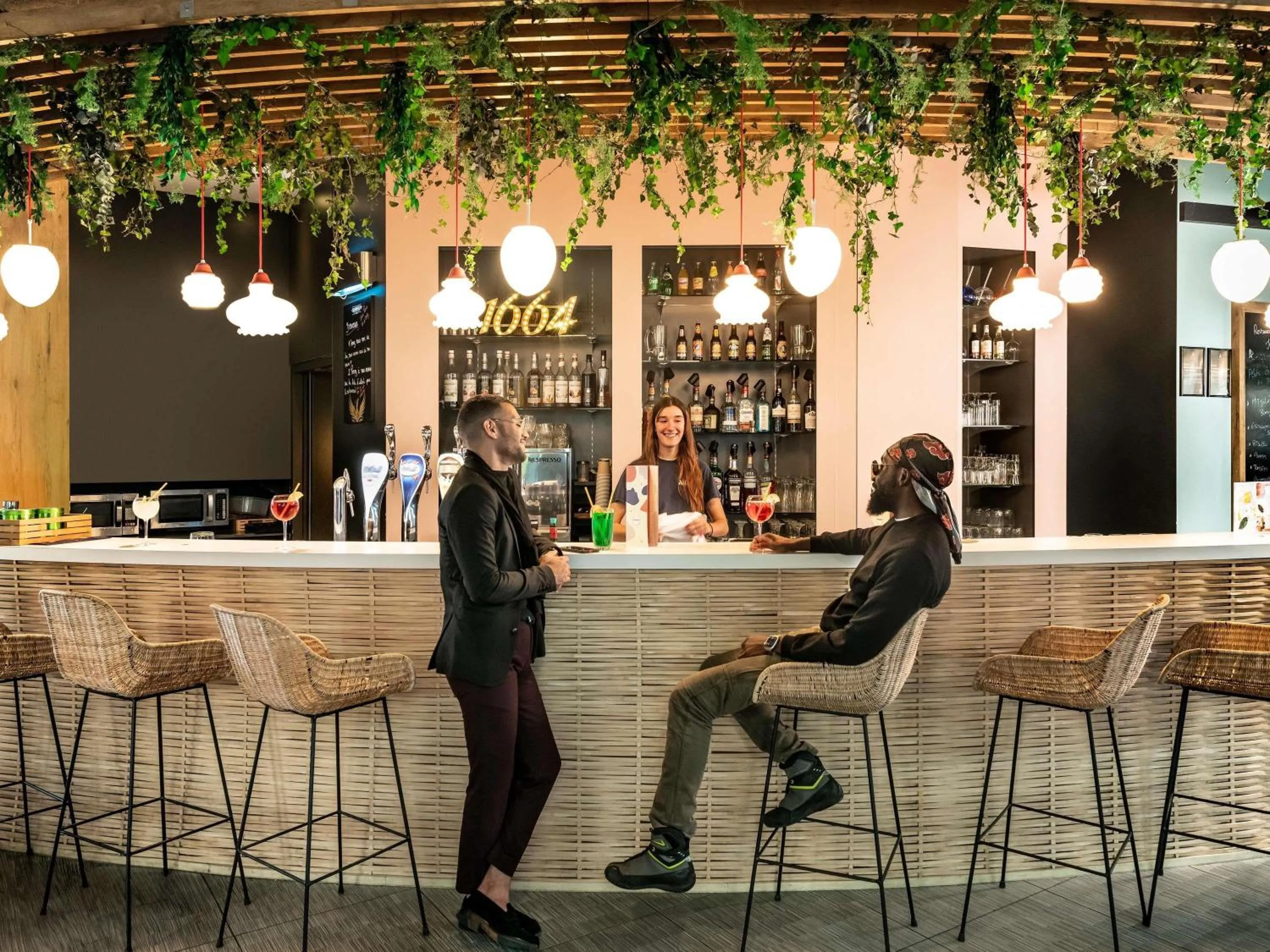 Lounge or bar in ibis Paris Coeur d'Orly Airport