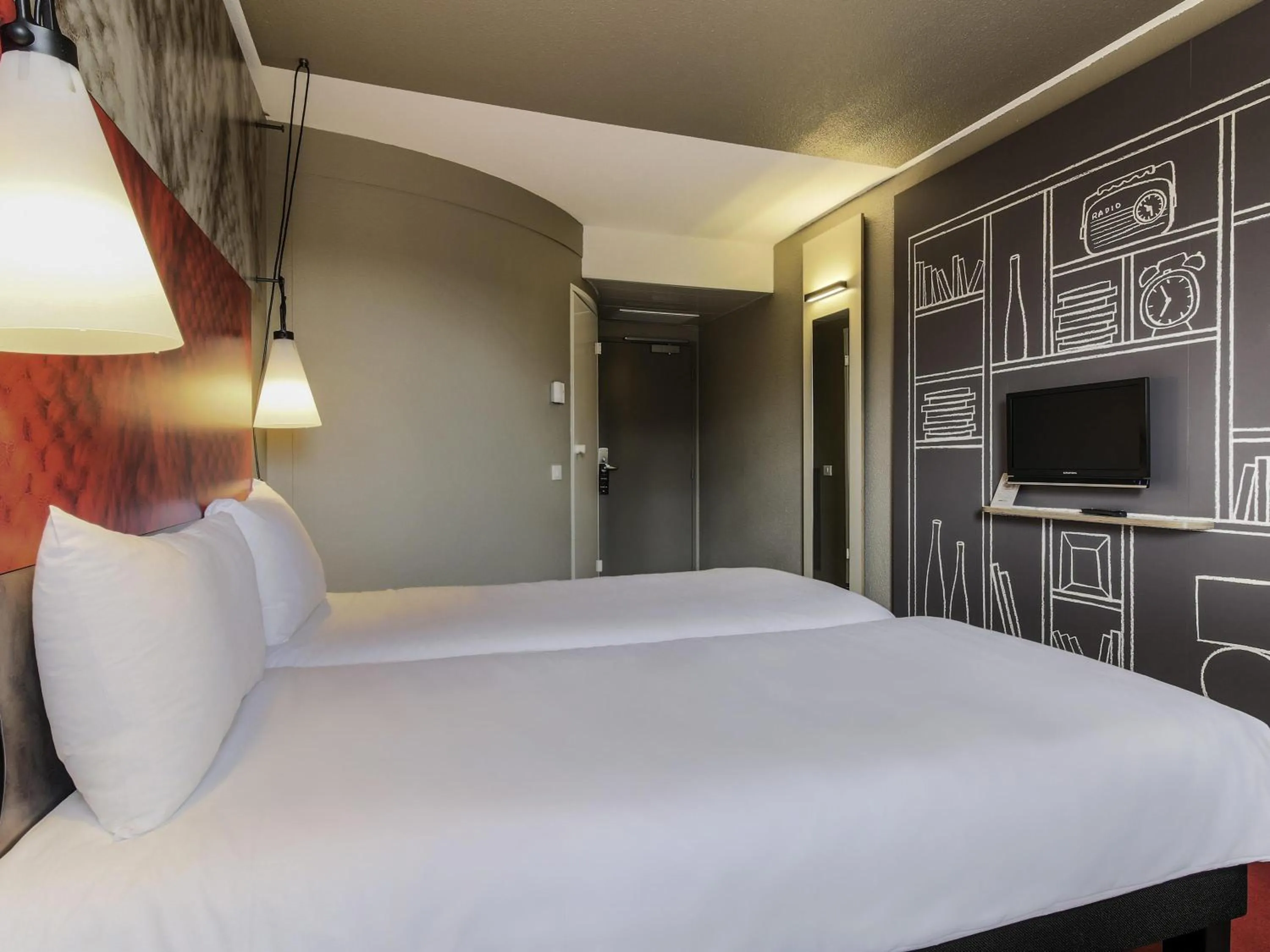 Bedroom, Bed in ibis Paris Coeur d'Orly Airport
