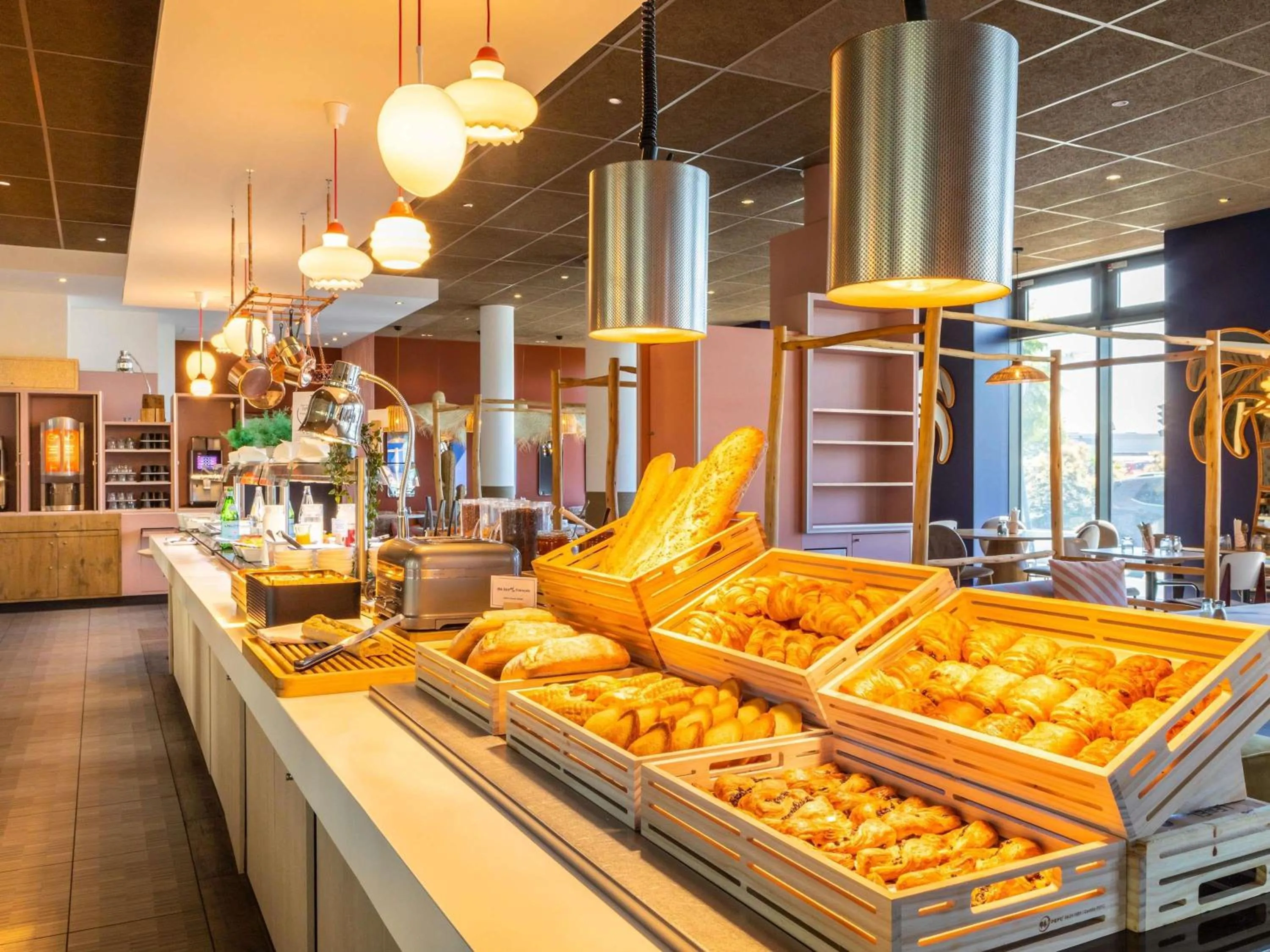 Restaurant/places to eat in ibis Paris Coeur d'Orly Airport