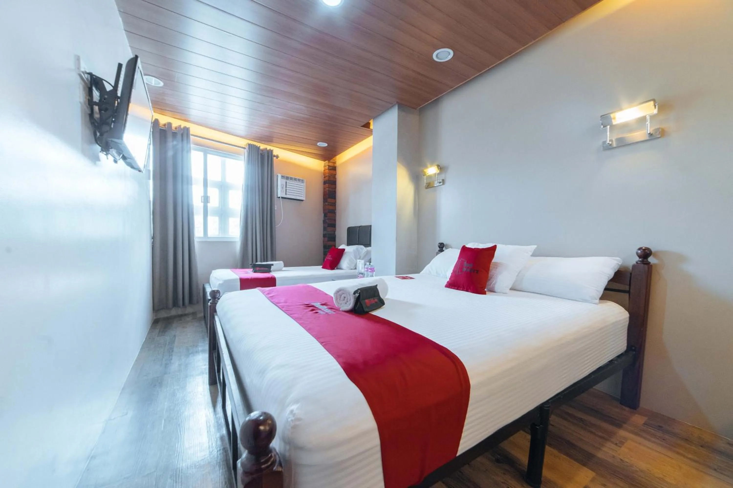 Photo of the whole room in RedDoorz@Lawaan Roxas City