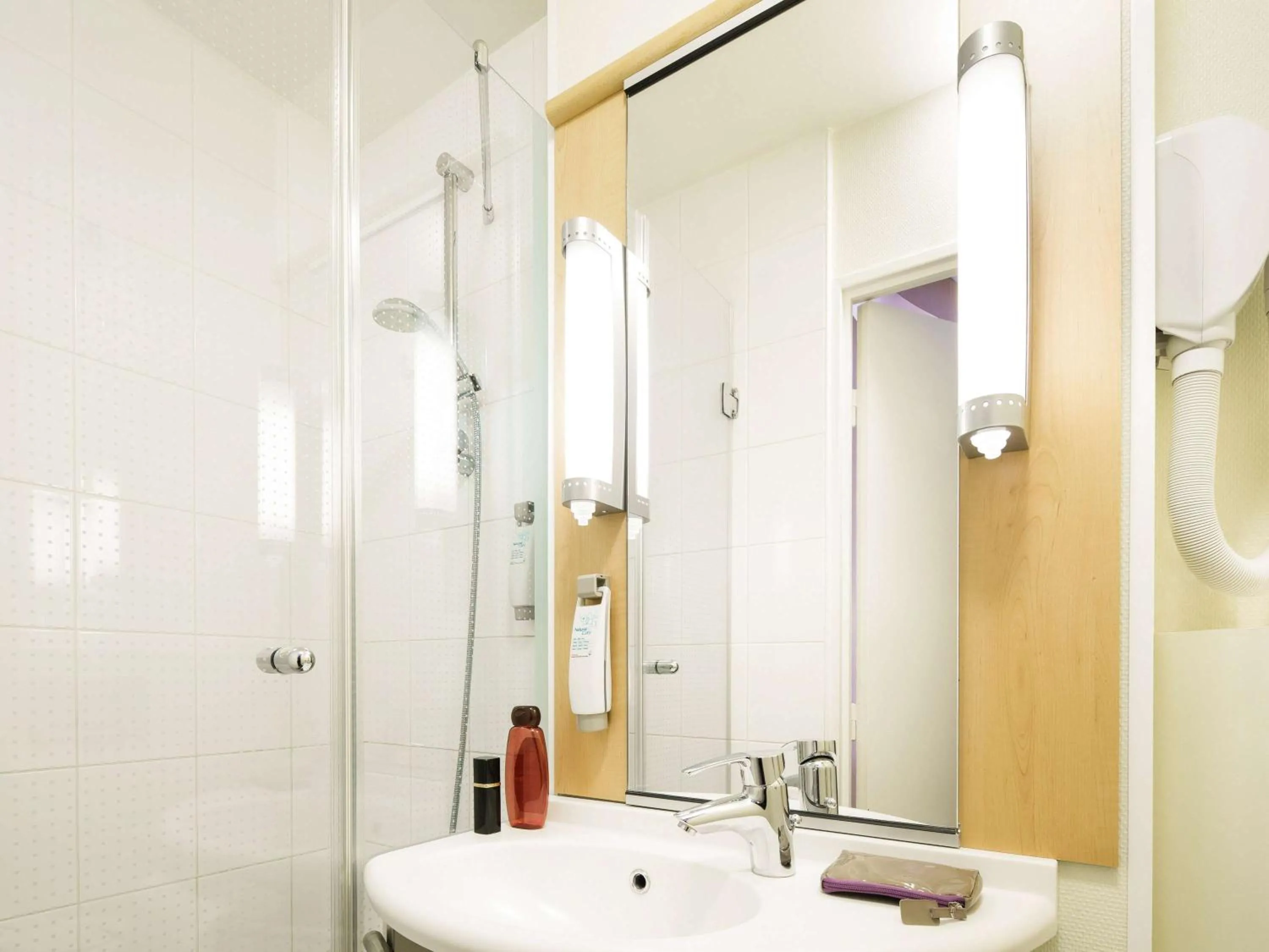 Photo of the whole room in ibis Versailles Château