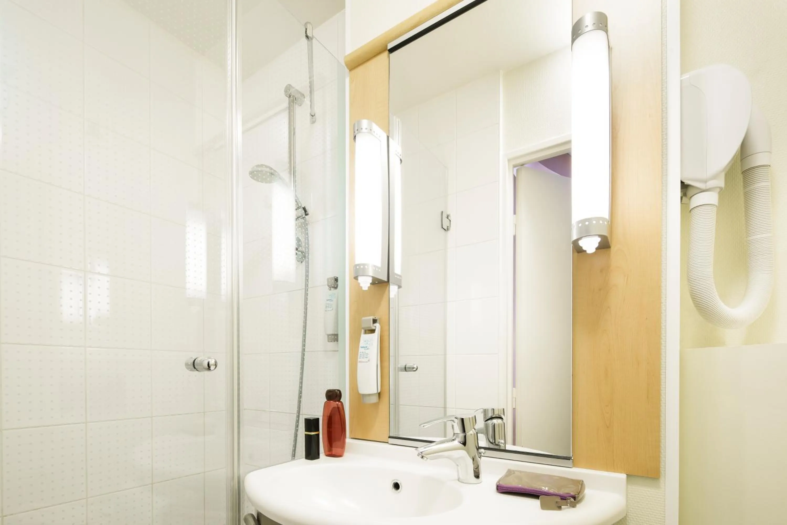 Shower in ibis Versailles Château