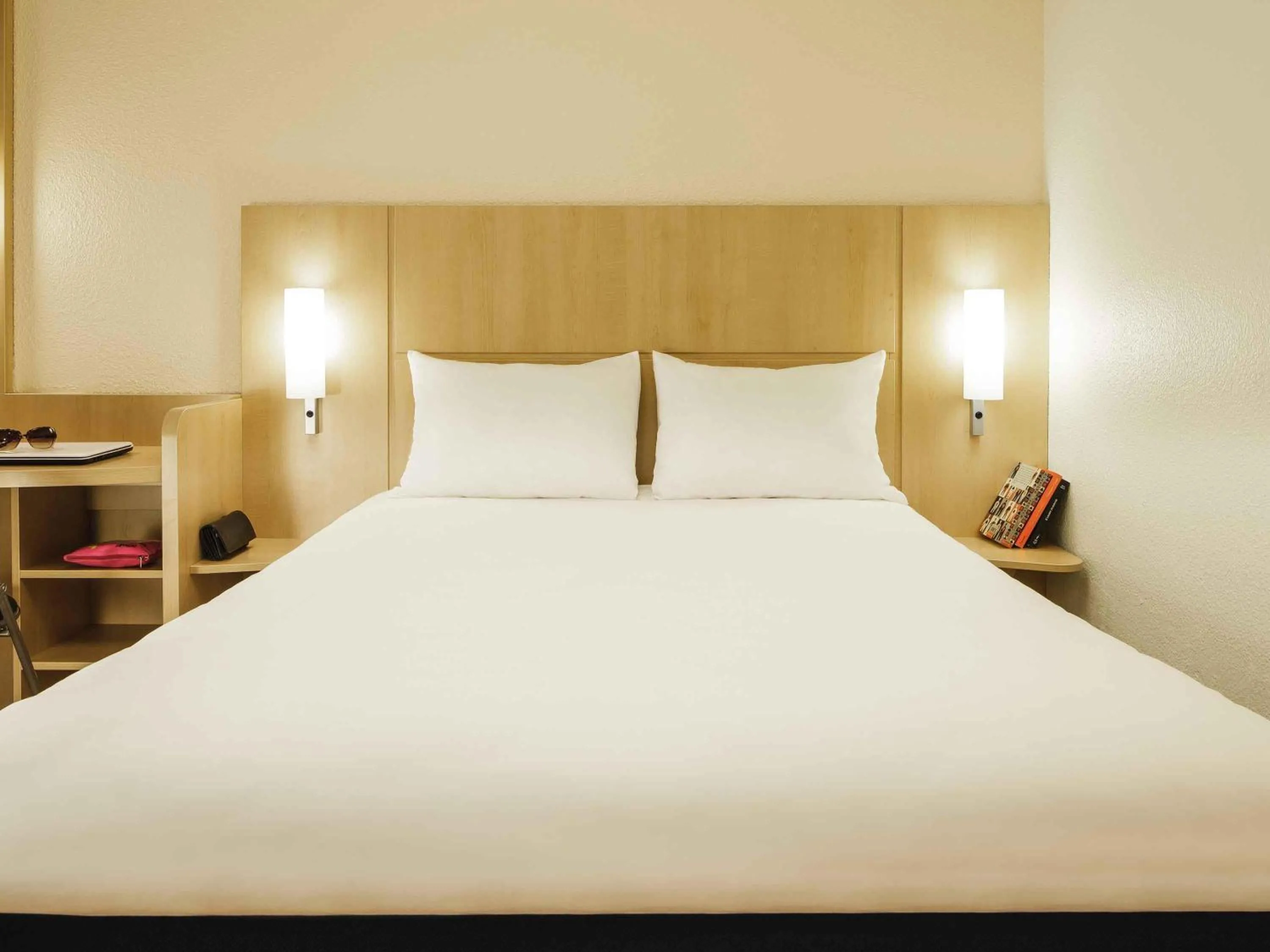 Bedroom, Bed in ibis Versailles Château