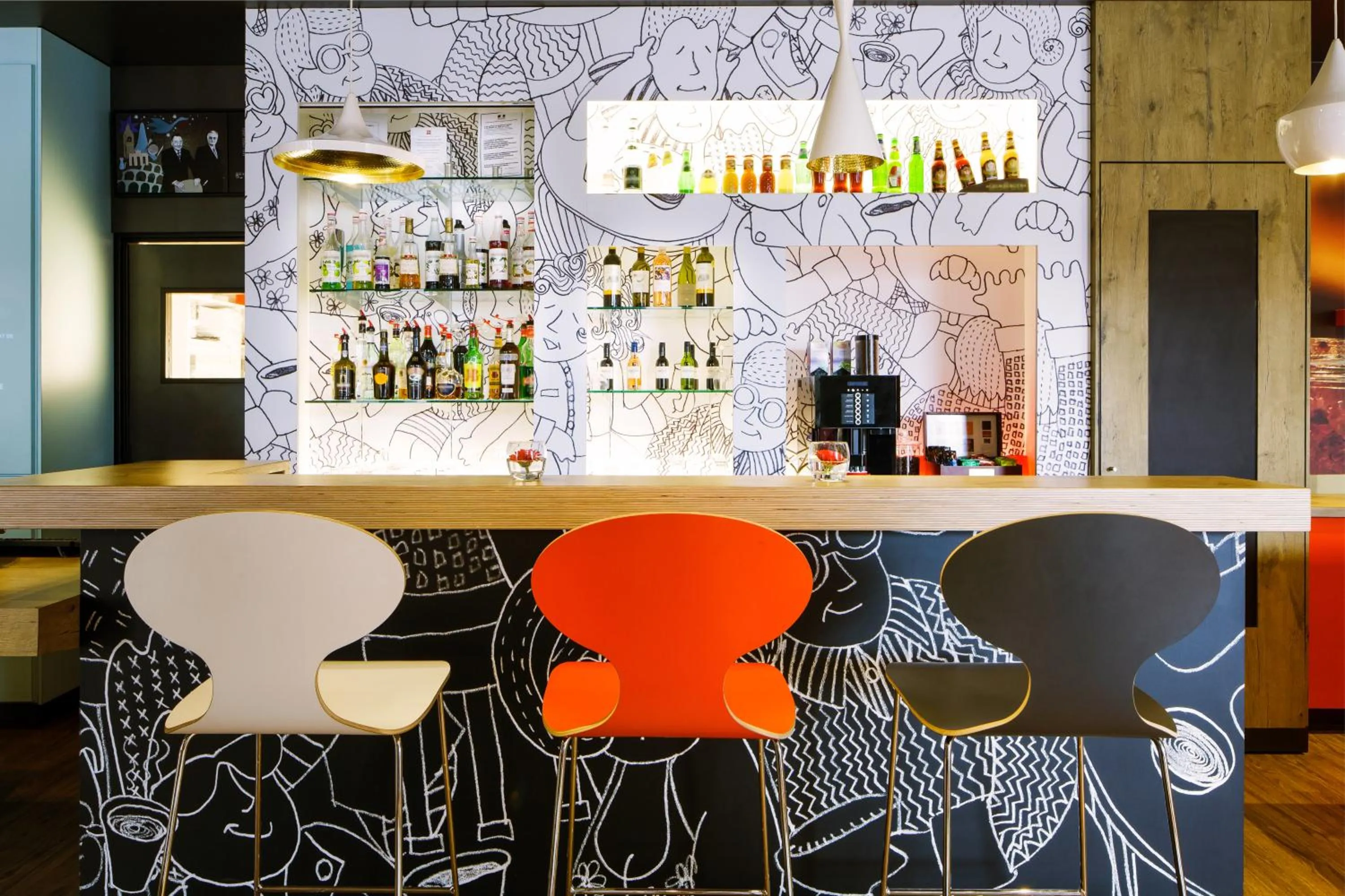 Lounge or bar in ibis Versailles Château