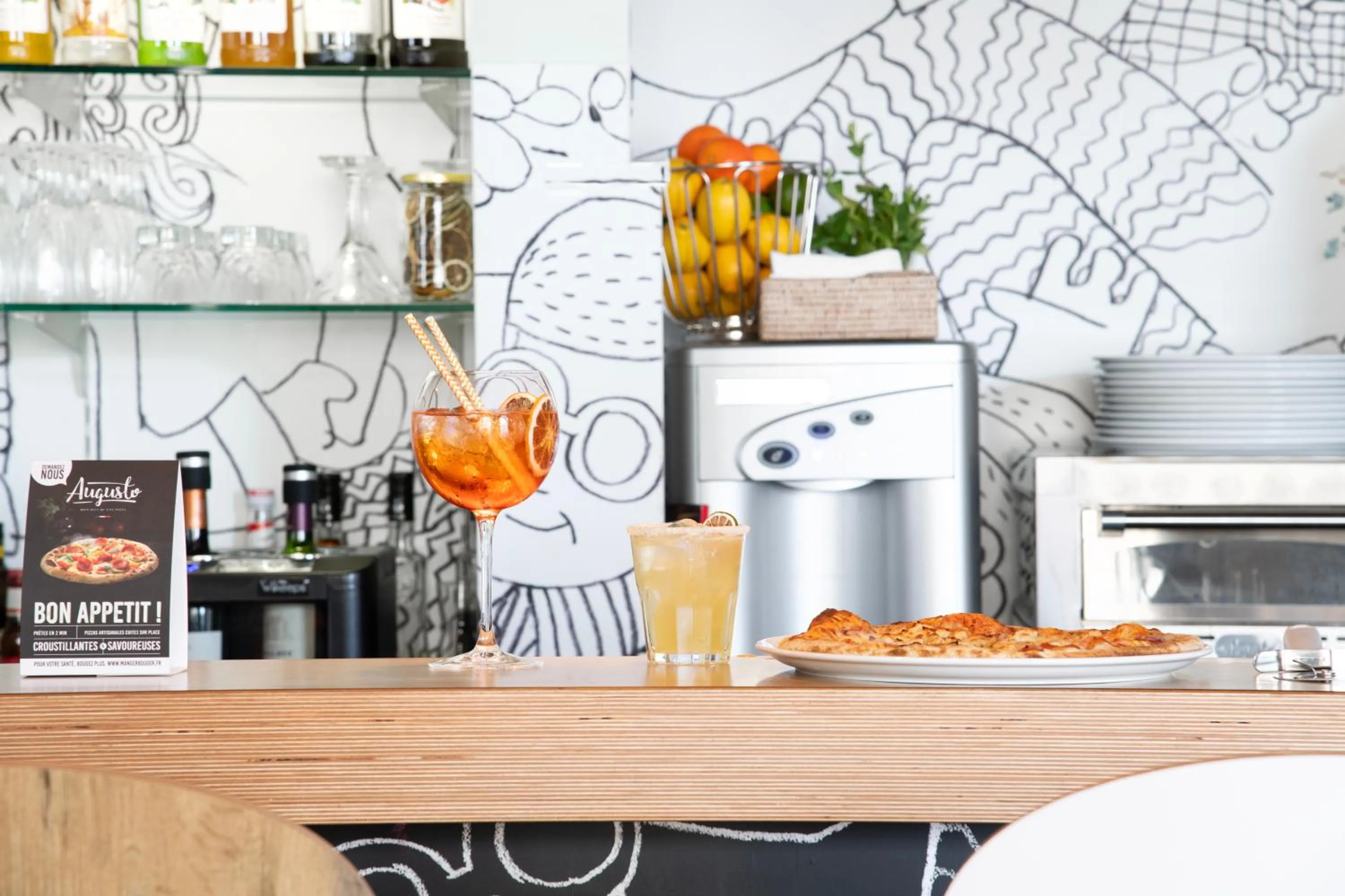 Lounge or bar in ibis Versailles Château