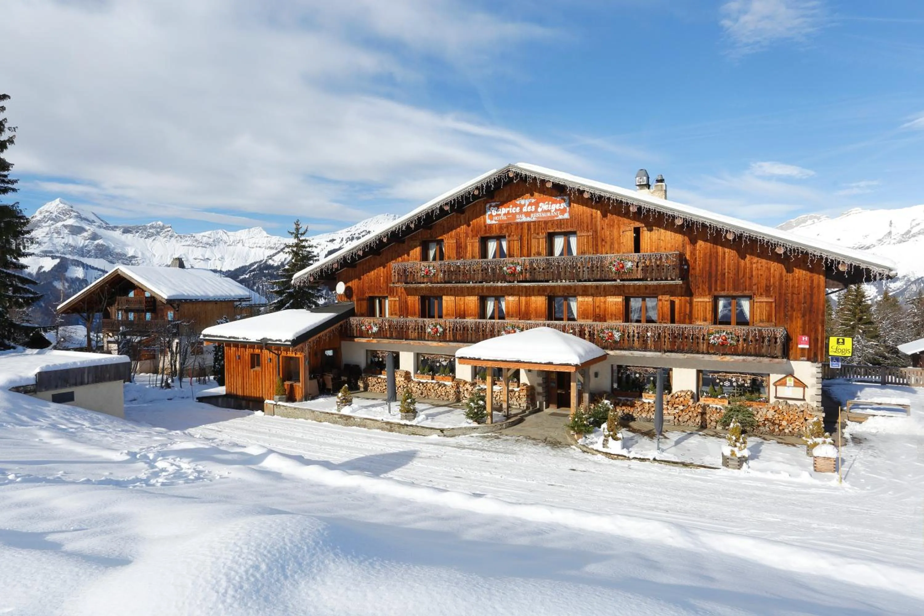 Facade/entrance in Le Caprice Des Neiges