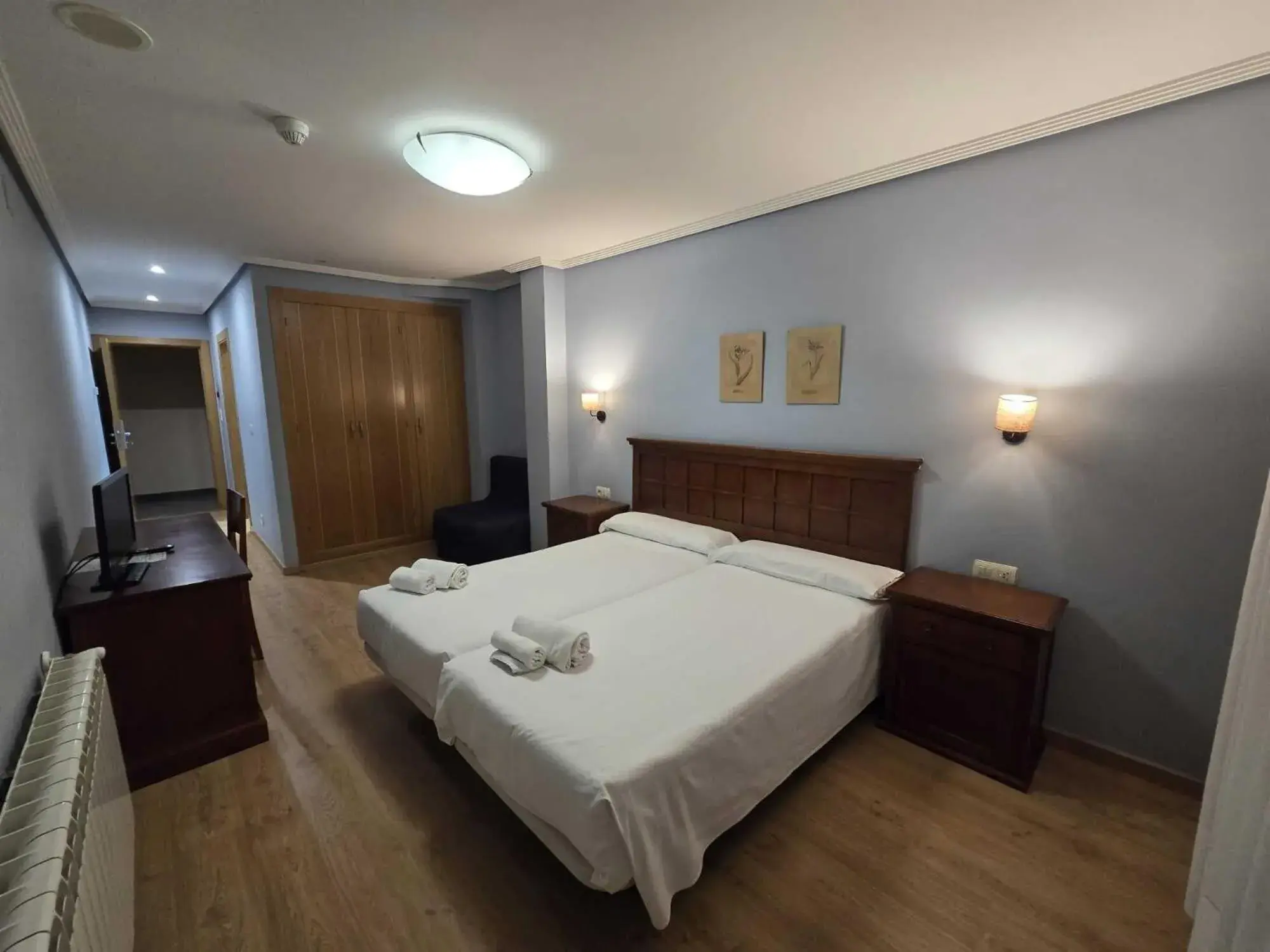 Deluxe Double or Twin Room in HOTEL EL ROBLE PALENTINO Deluxe Double or Twin Room in HOTEL EL ROBLE PALENTINO