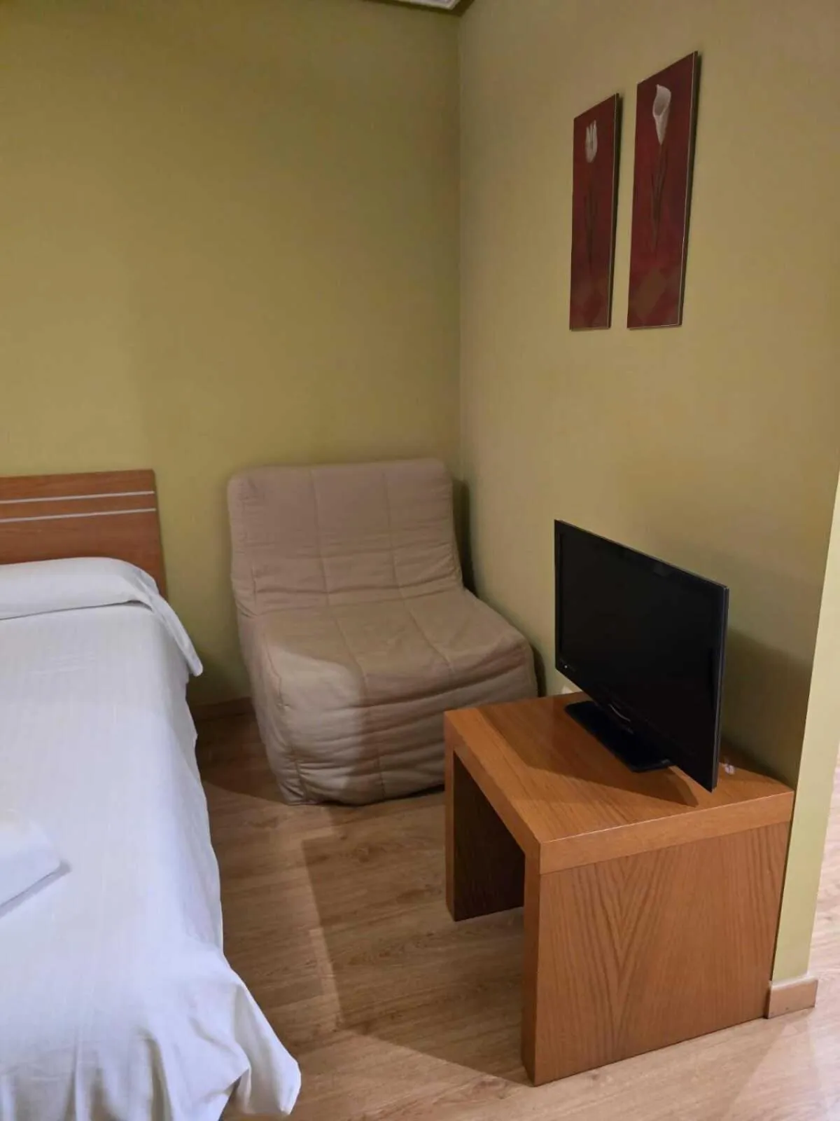 Bed in HOTEL EL ROBLE PALENTINO