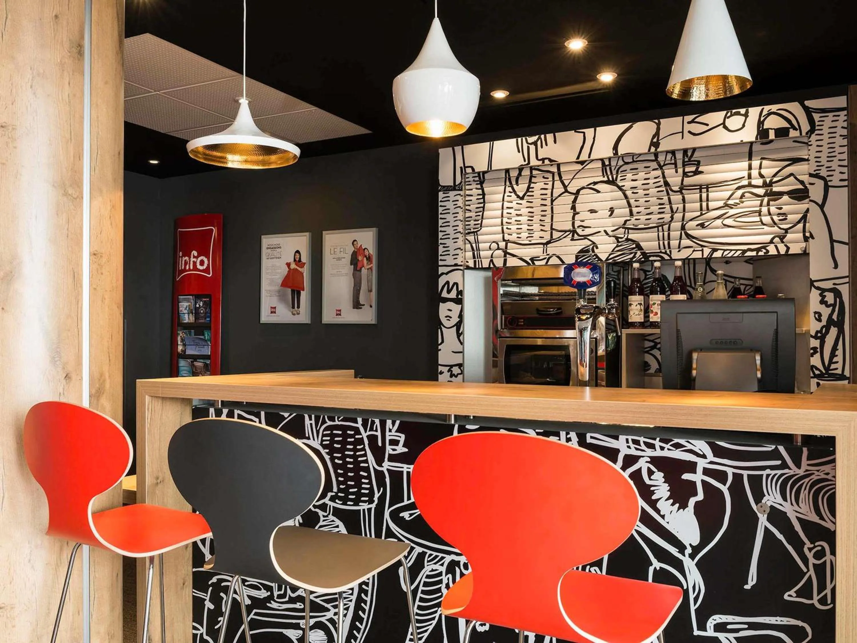 Lounge or bar in ibis La Rochelle Centre Historique