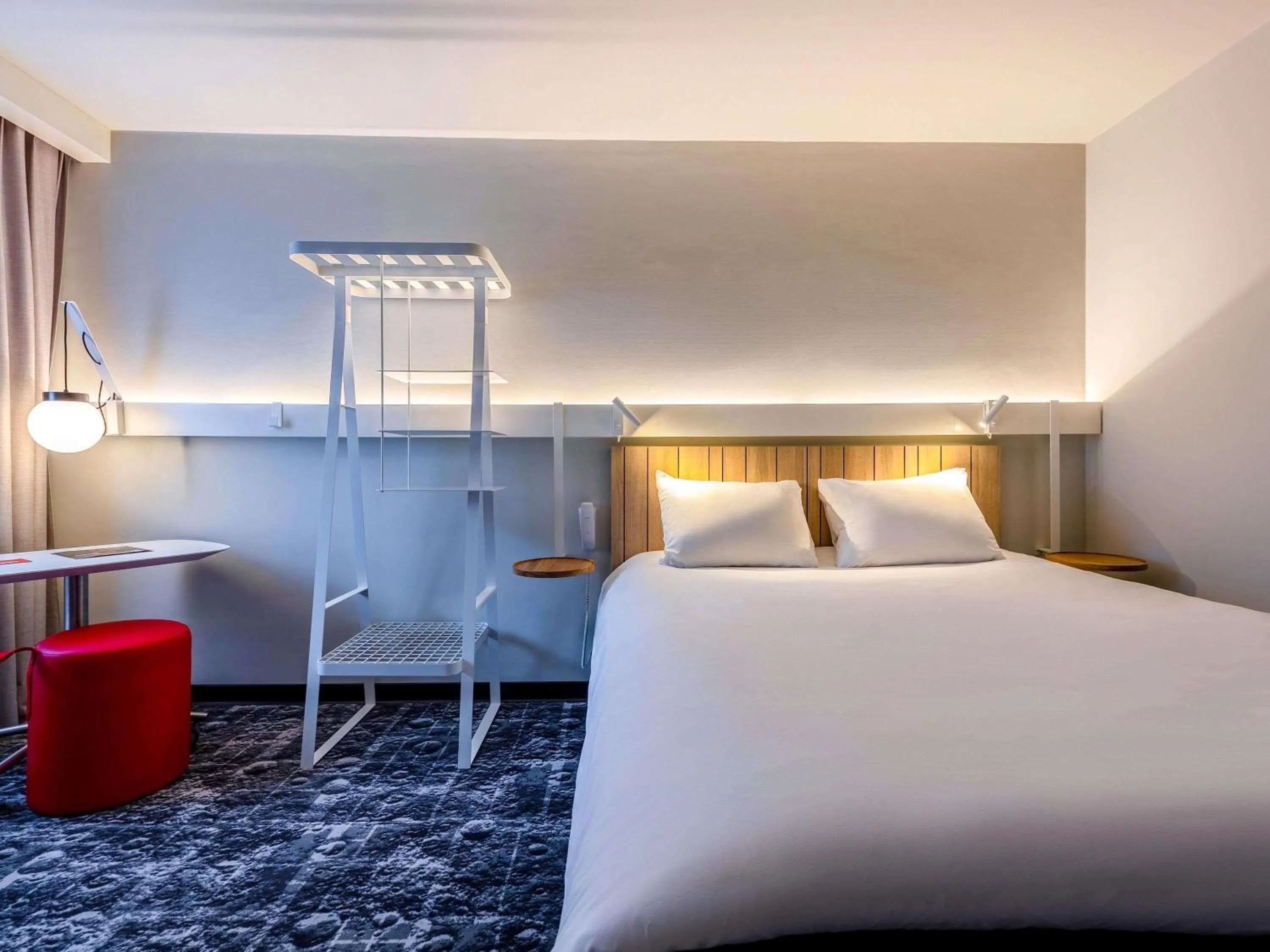 Property building, Bed in ibis La Rochelle Centre Historique