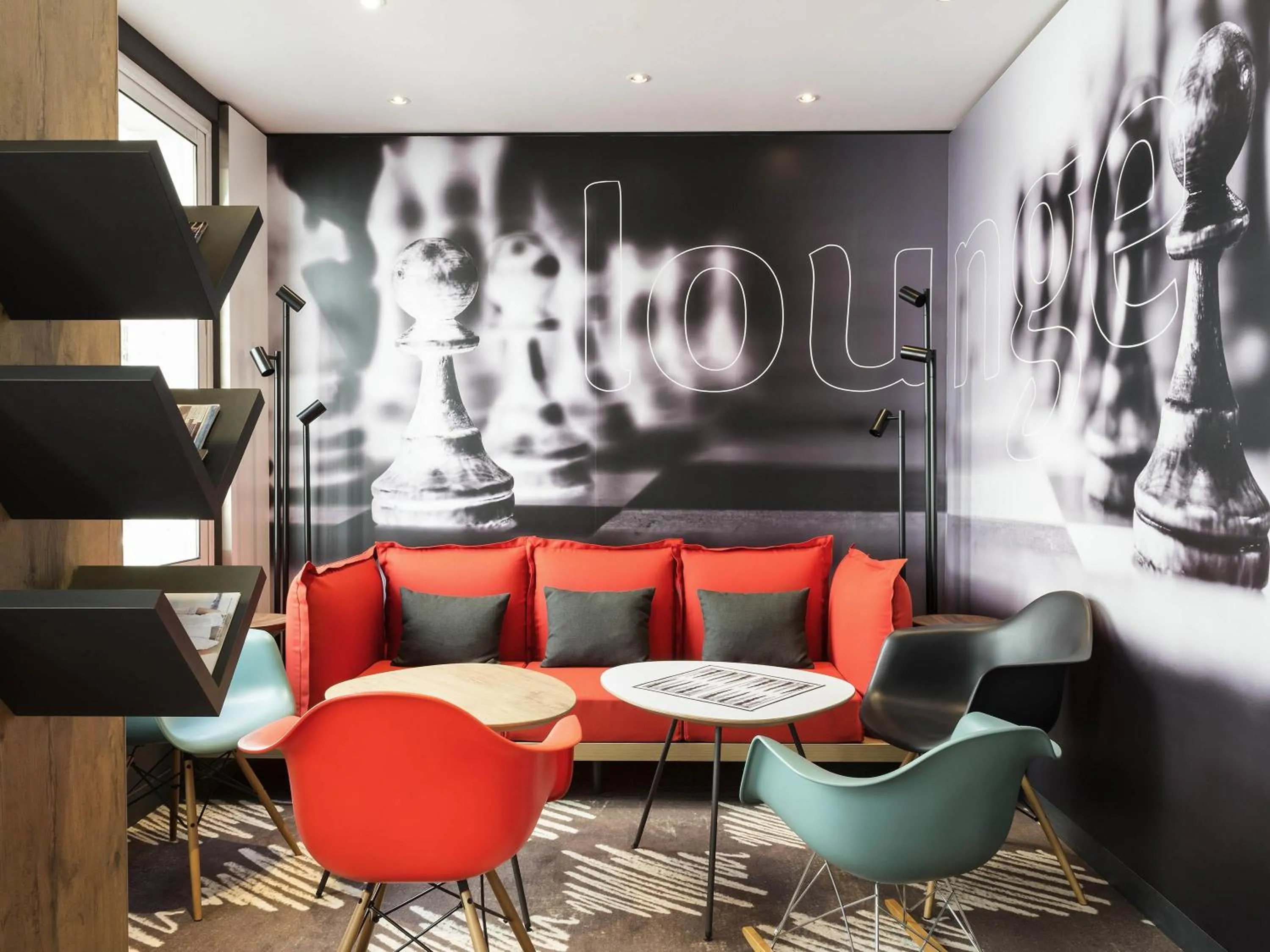 Lounge or bar in ibis La Rochelle Centre Historique