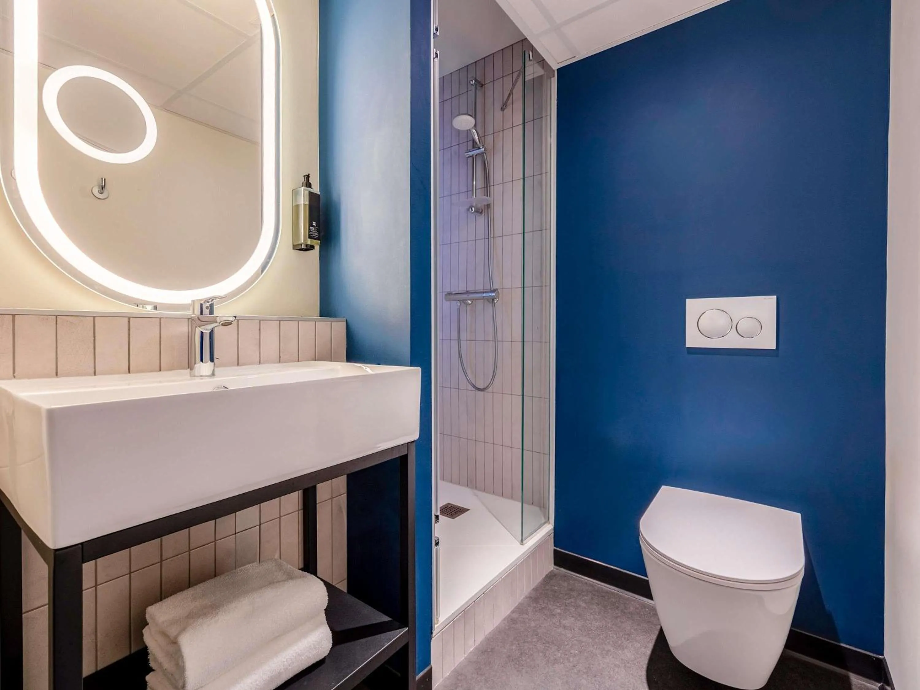 Bedroom in ibis La Rochelle Centre Historique