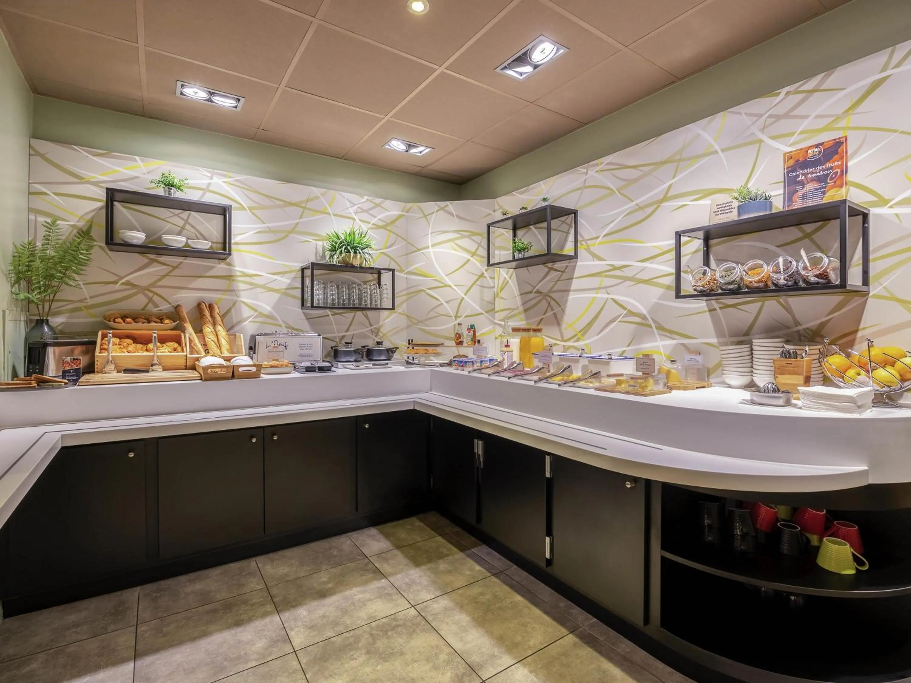 Breakfast in ibis La Rochelle Centre Historique