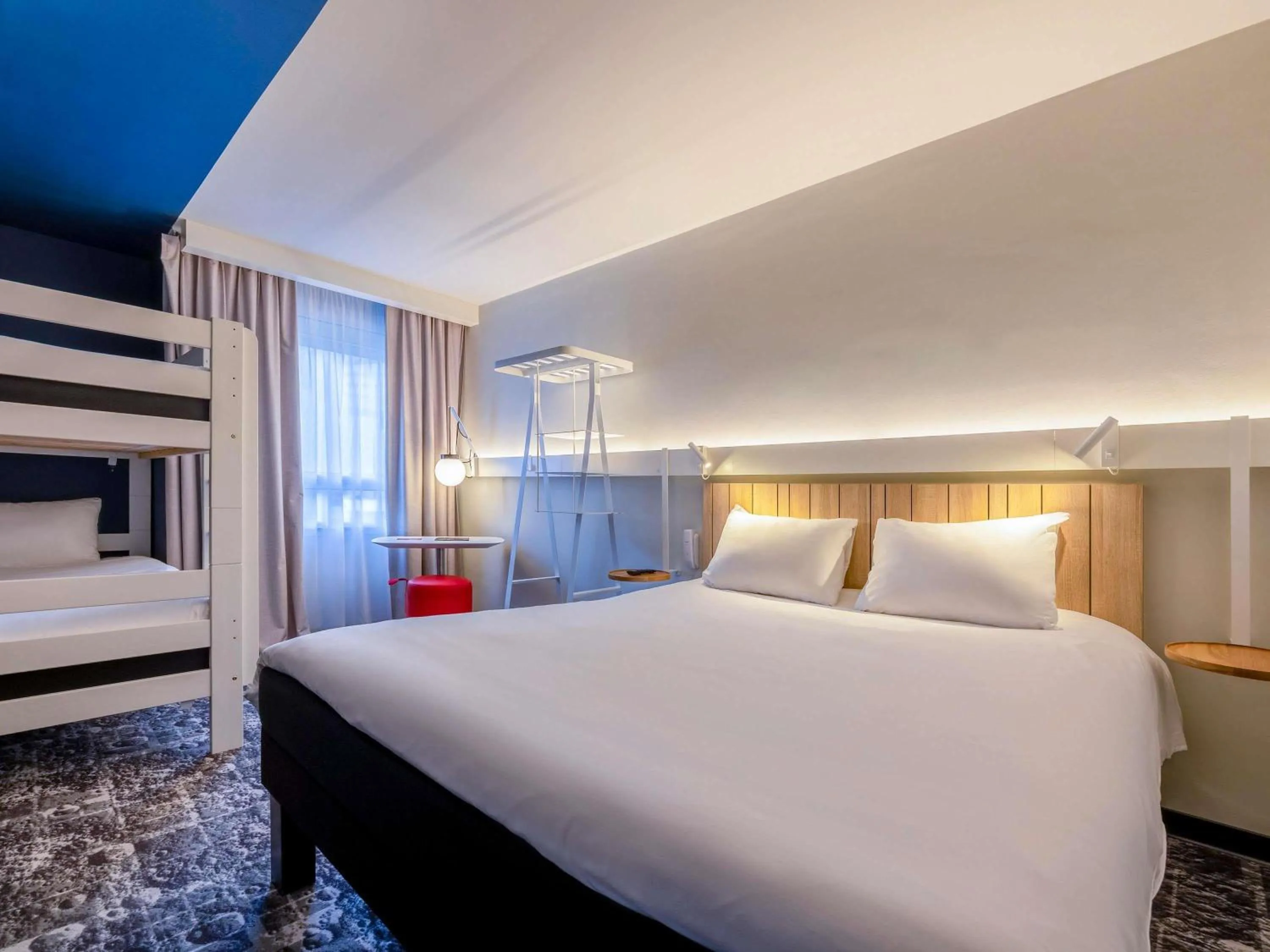 Bedroom, Bed in ibis La Rochelle Centre Historique