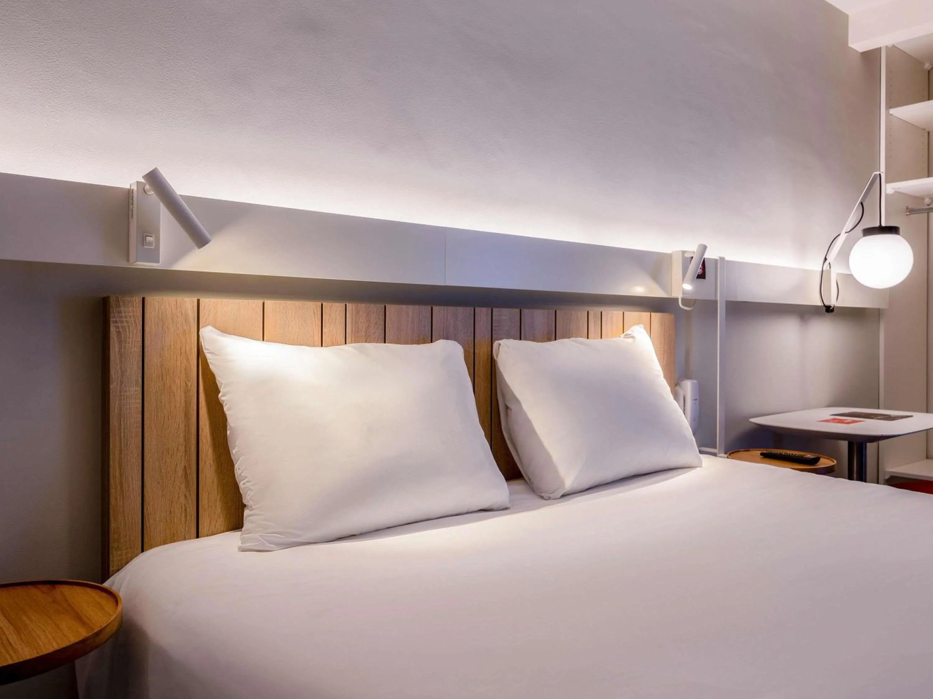 Bedroom, Bed in ibis La Rochelle Centre Historique