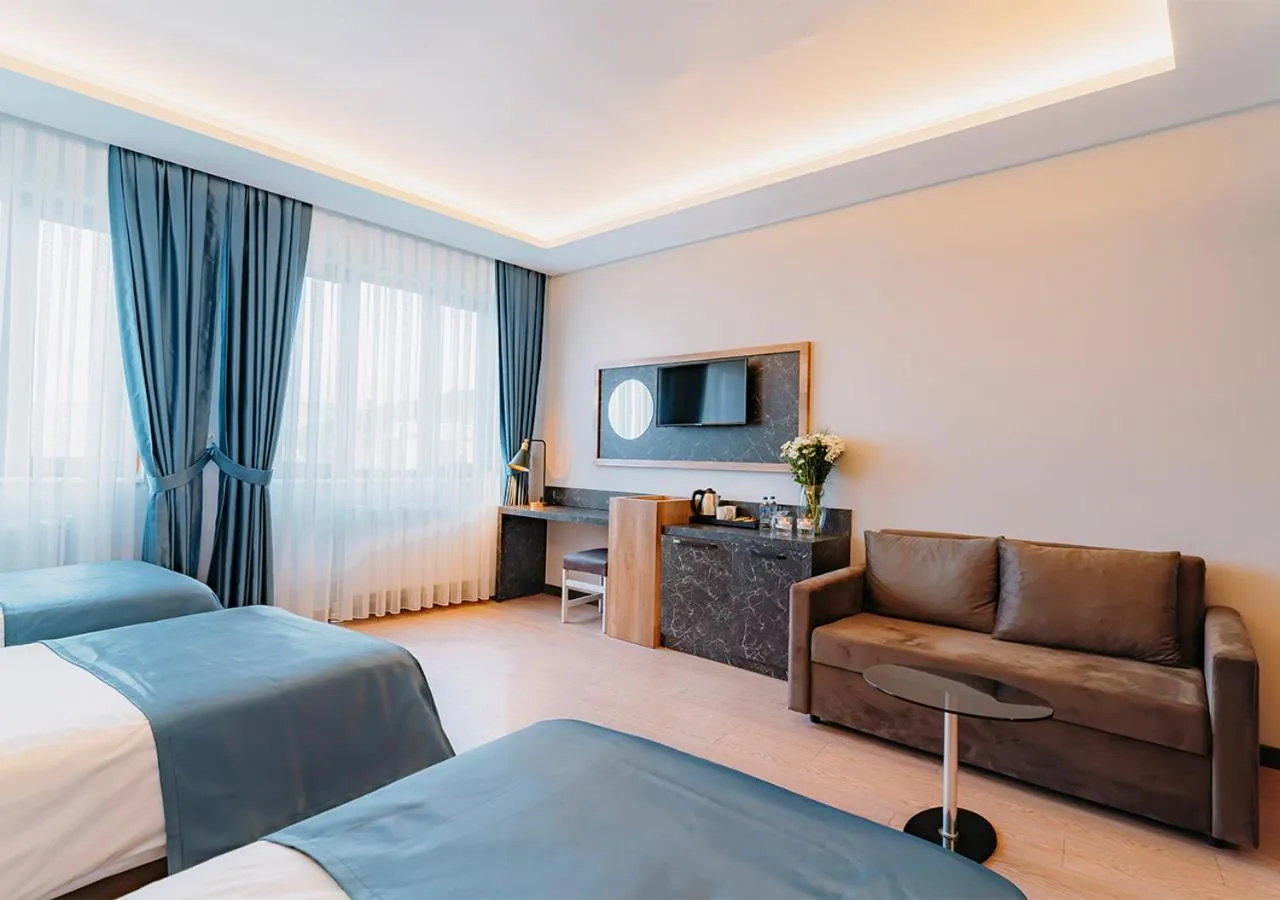 Communal lounge/ TV room, Bed in City Port Hotel Trabzon