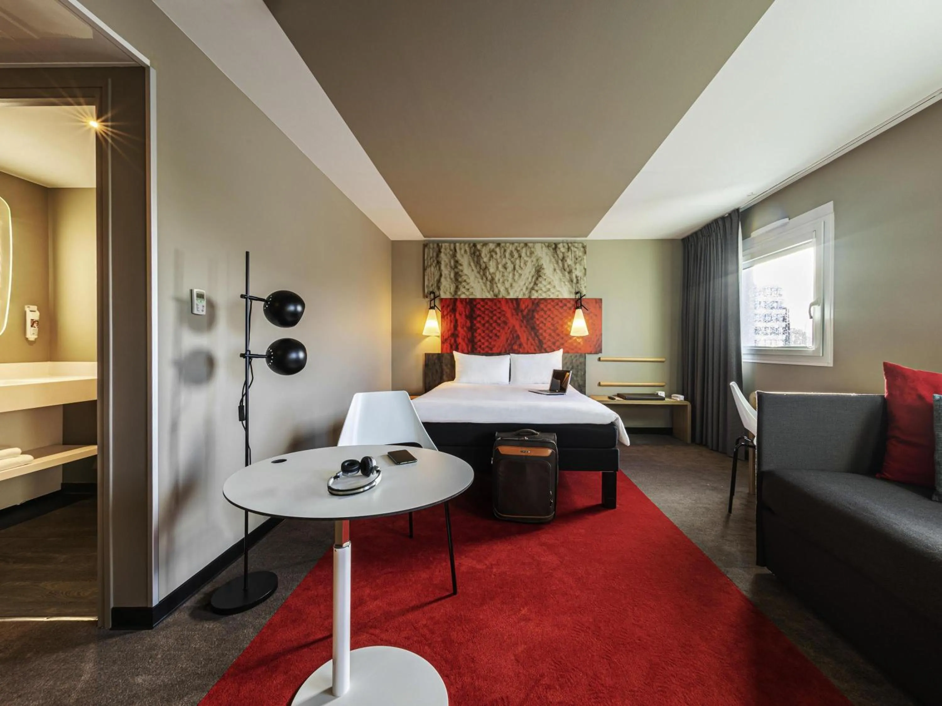 Bedroom in ibis Nanterre La Défense