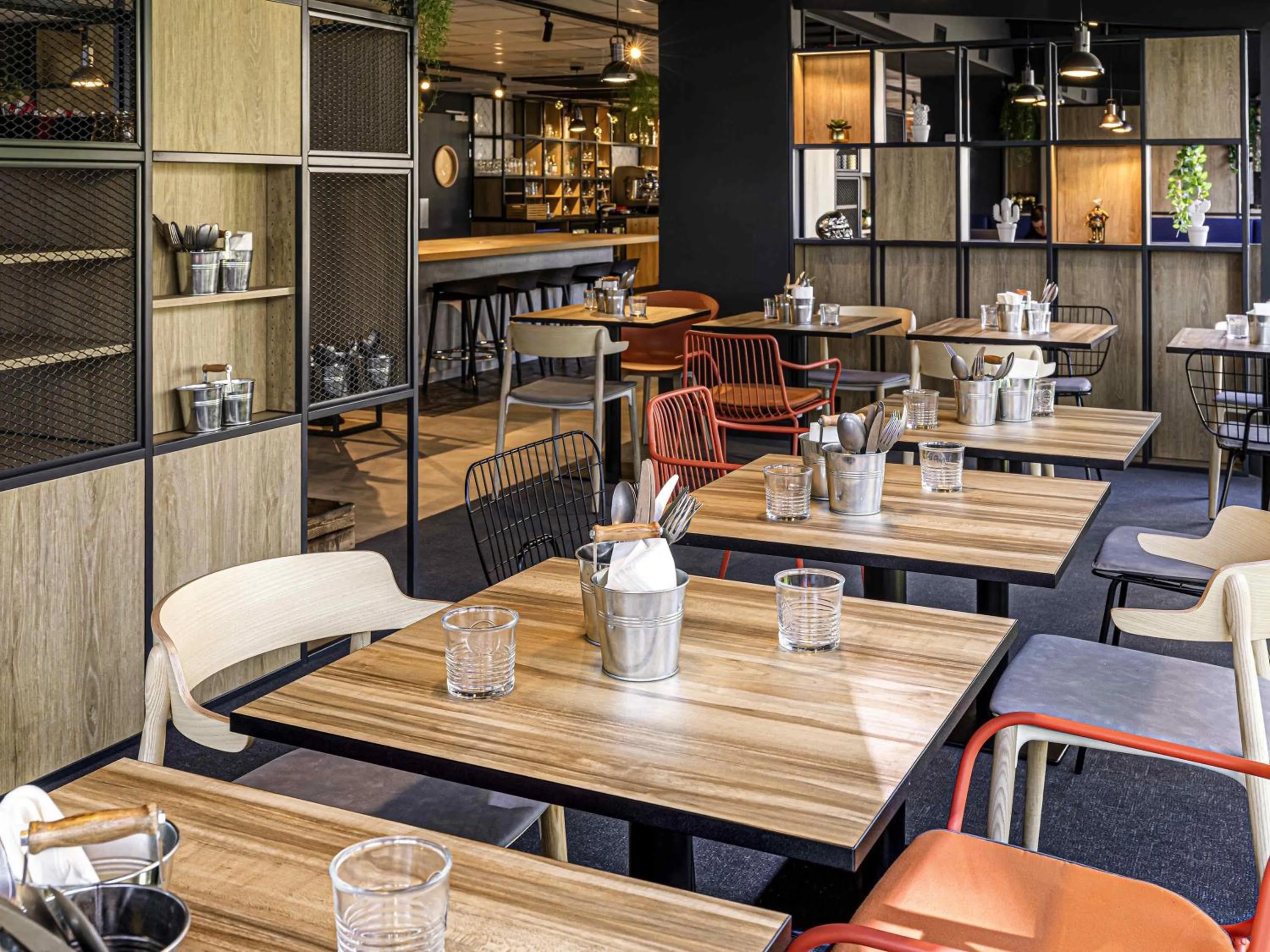 Restaurant/places to eat in ibis Nanterre La Défense