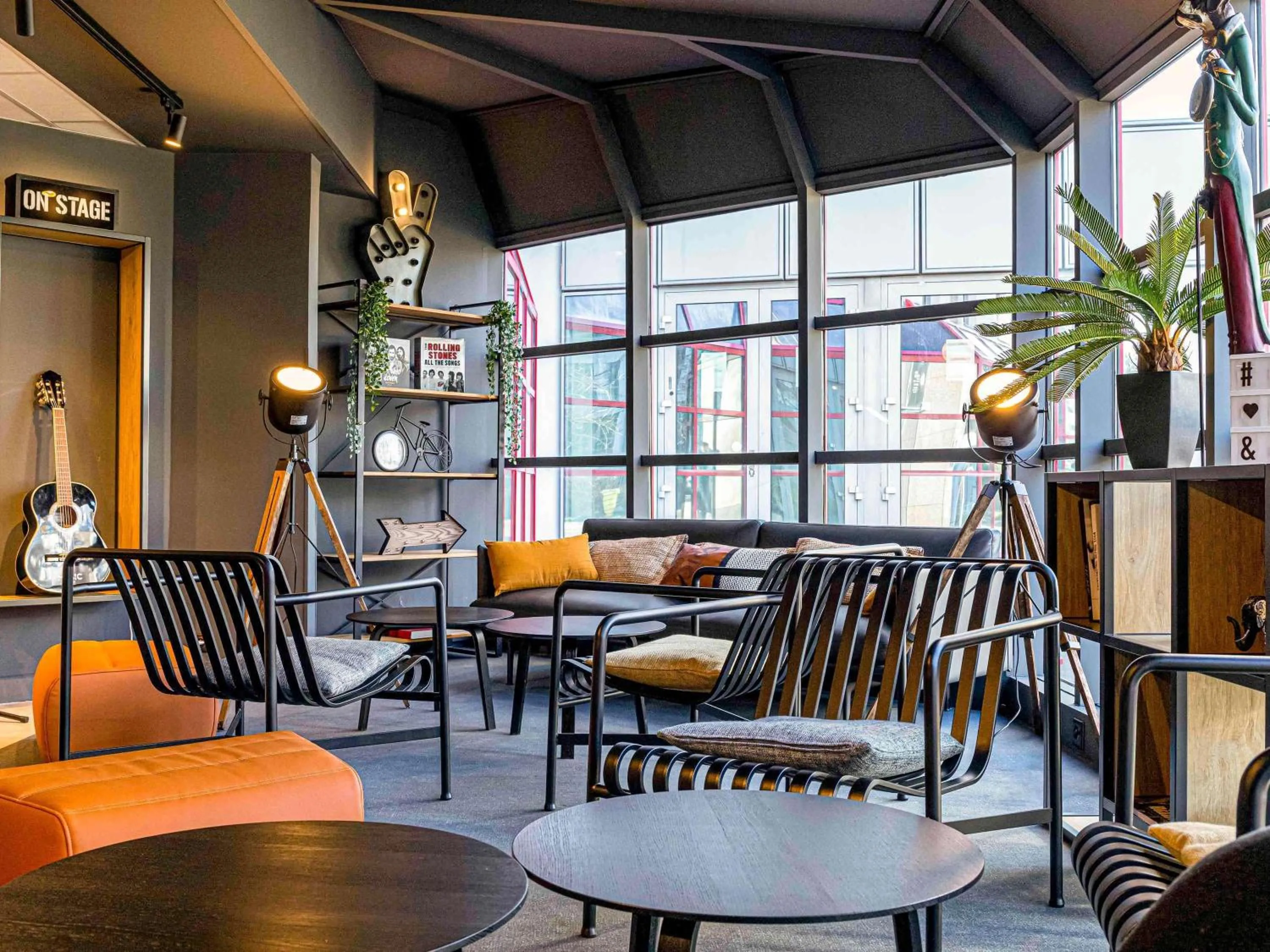 Lounge or bar in ibis Nanterre La Défense