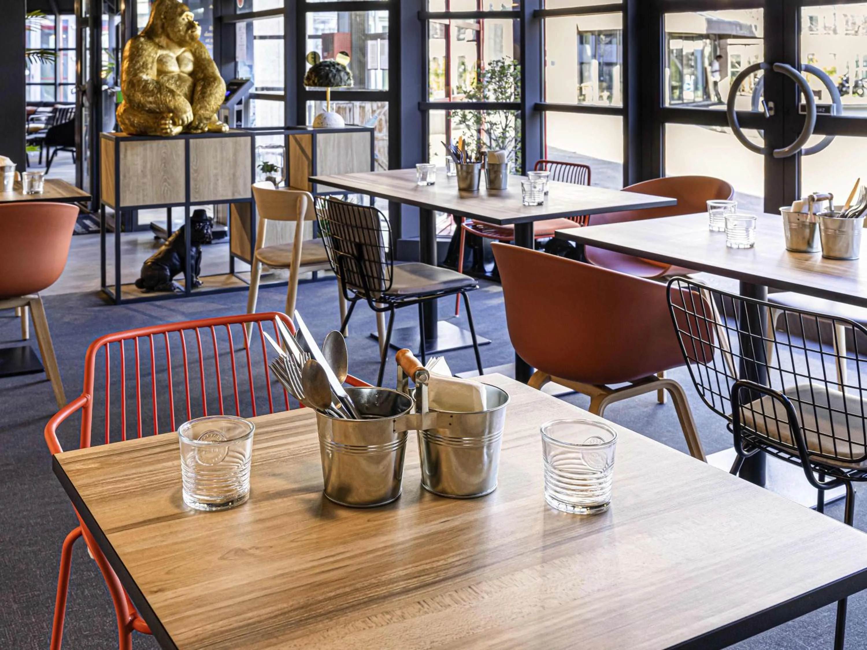 Restaurant/places to eat in ibis Nanterre La Défense