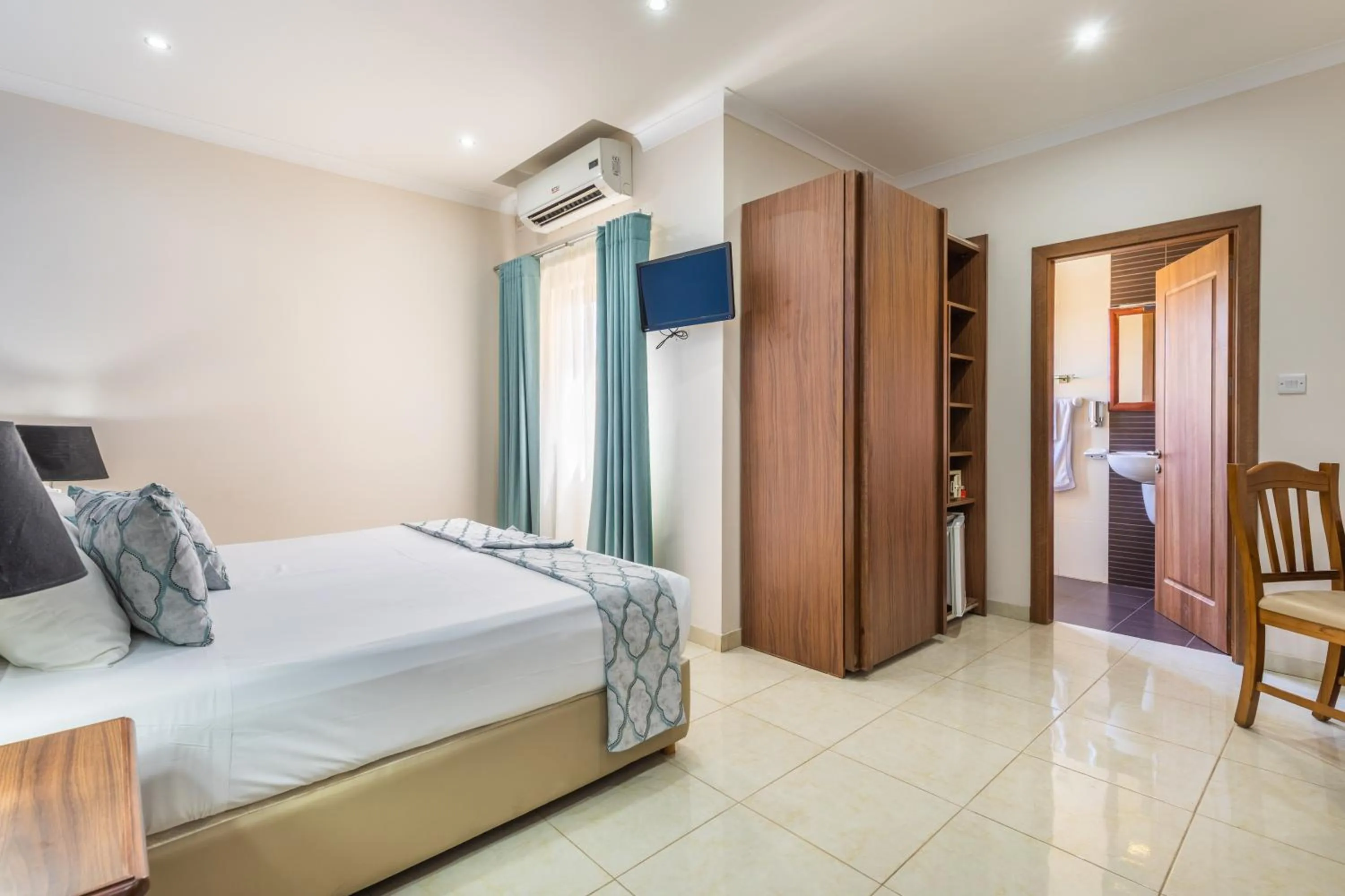 Photo of the whole room, Bed in Port View Guesthouse