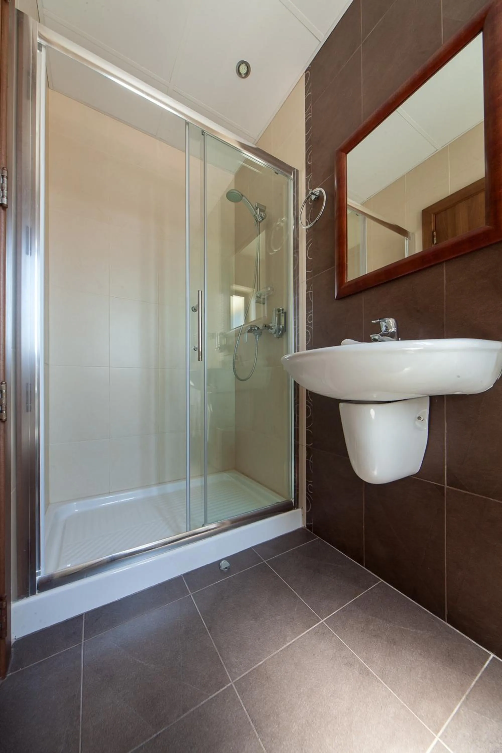 Shower in Port View Guesthouse