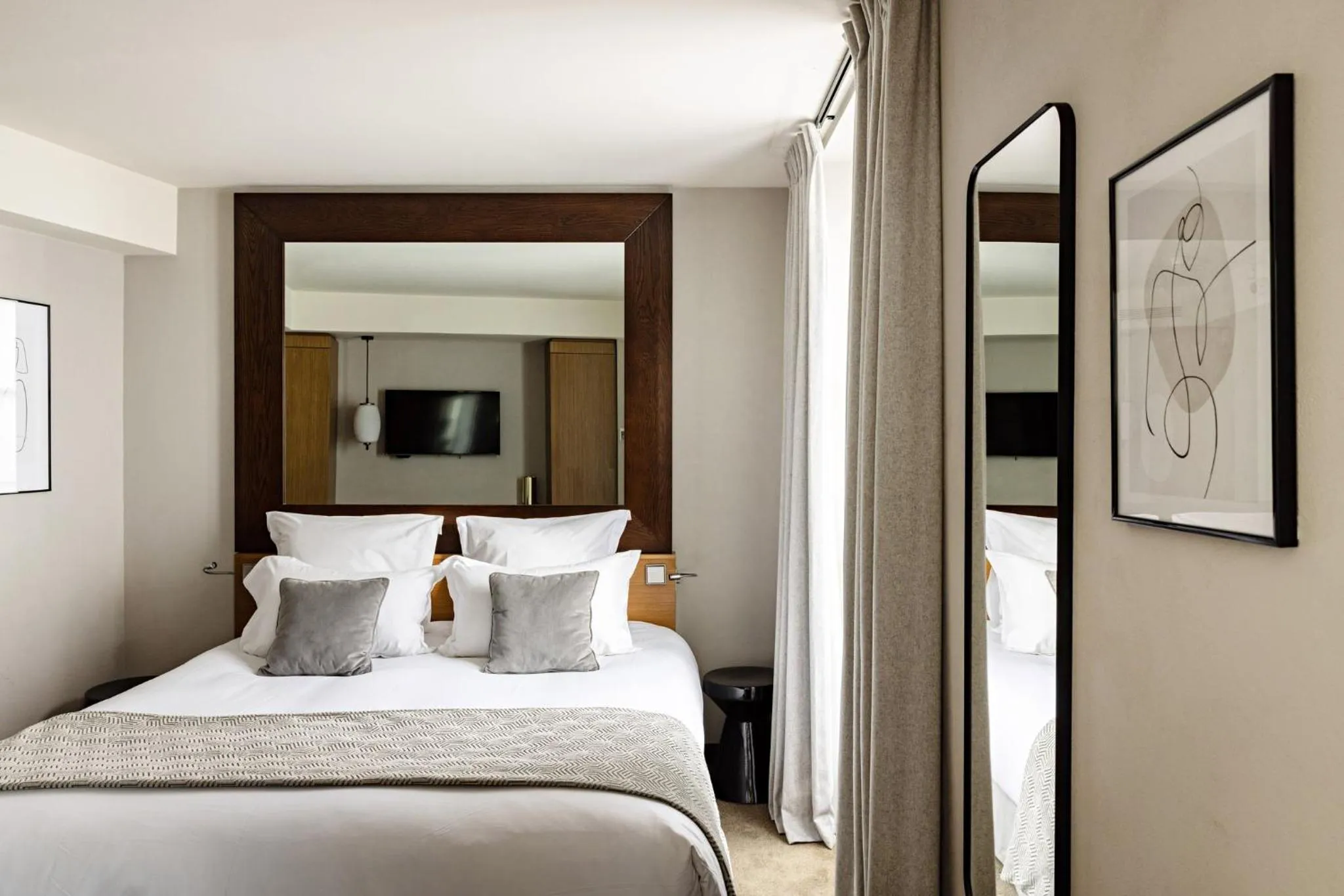 Photo of the whole room, Bed in Holiday Inn Paris Palais de l'Elysée by IHG