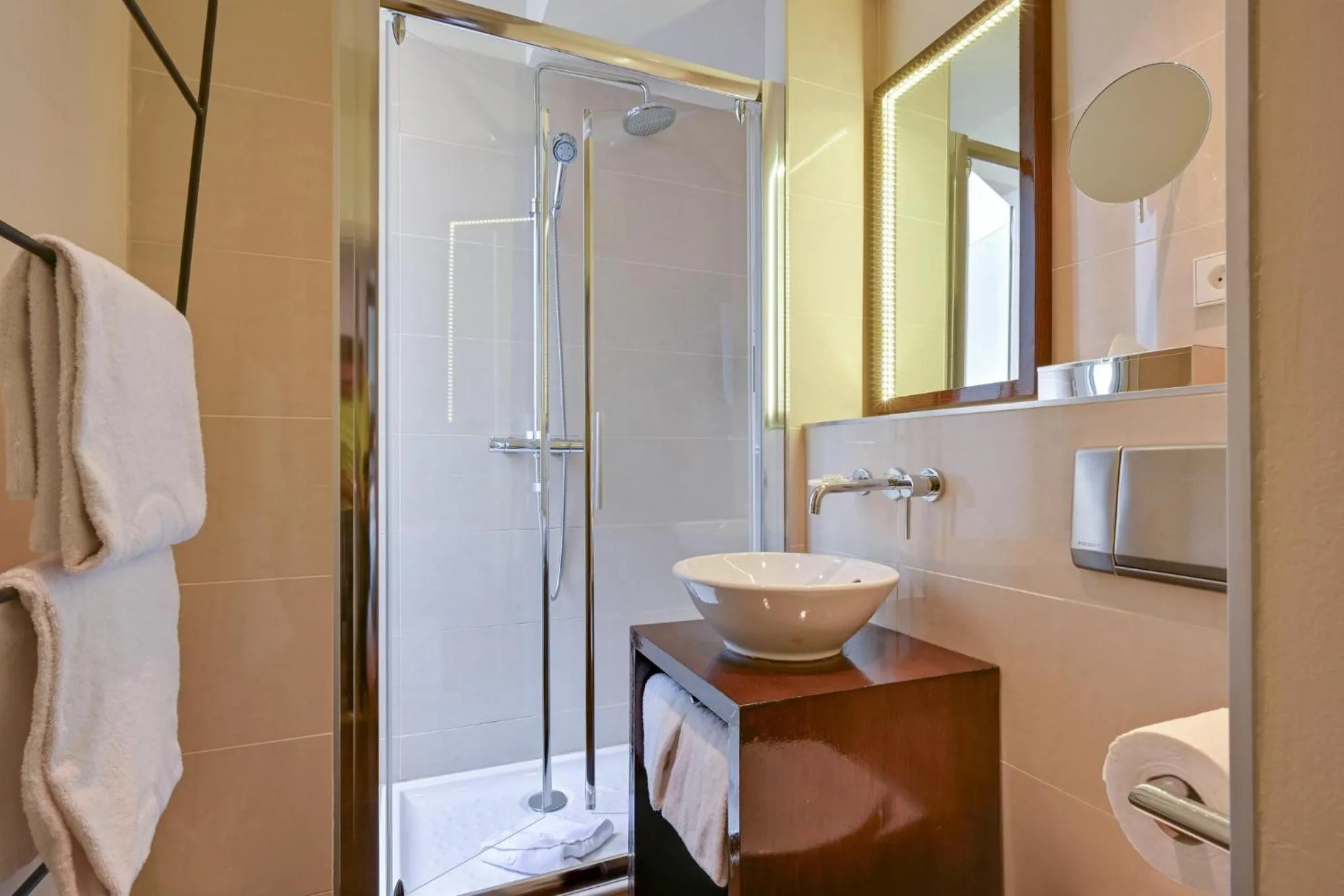 Photo of the whole room in Holiday Inn Paris Palais de l'Elysée by IHG