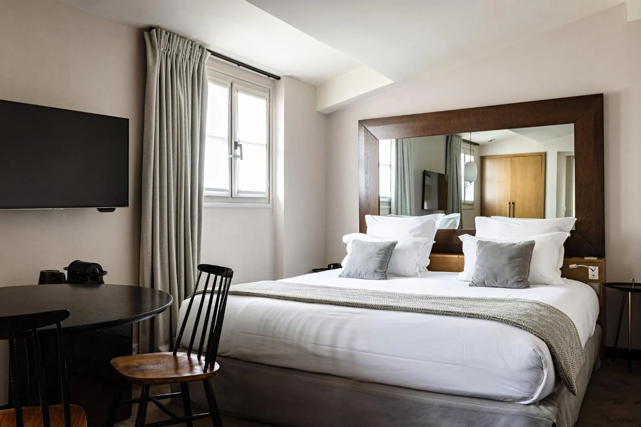 Photo of the whole room, Bed in Holiday Inn Paris Palais de l'Elysée by IHG