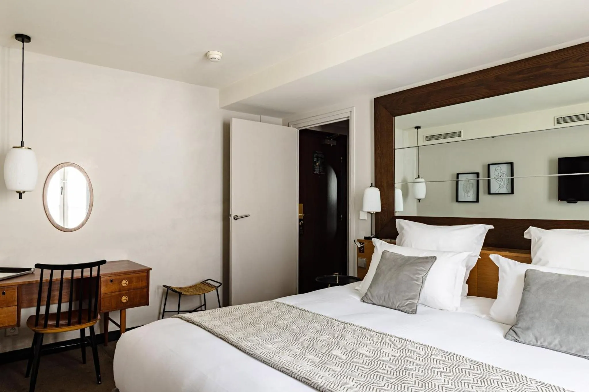 Photo of the whole room, Bed in Holiday Inn Paris Palais de l'Elysée by IHG