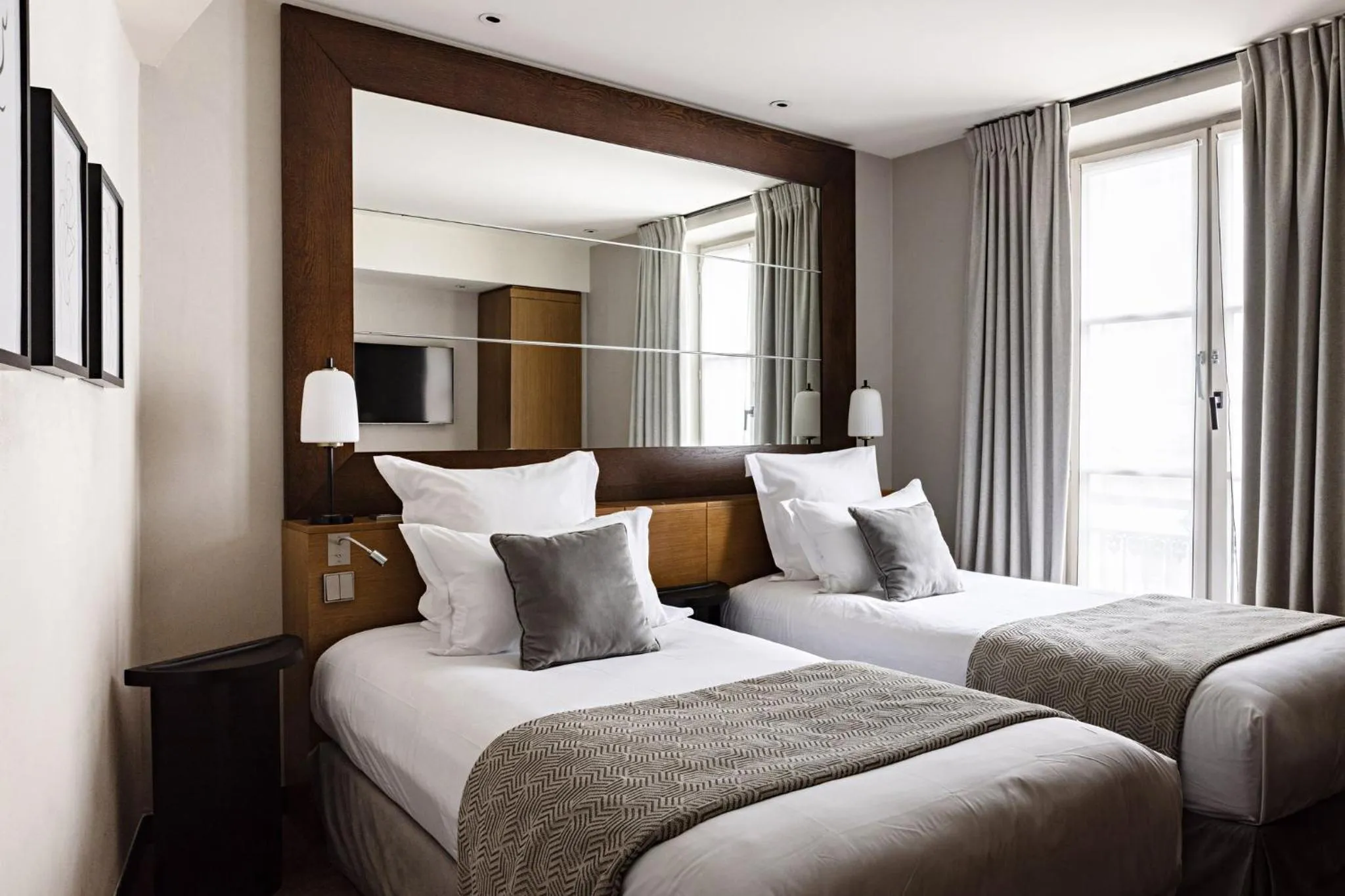 Photo of the whole room, Bed in Holiday Inn Paris Palais de l'Elysée by IHG