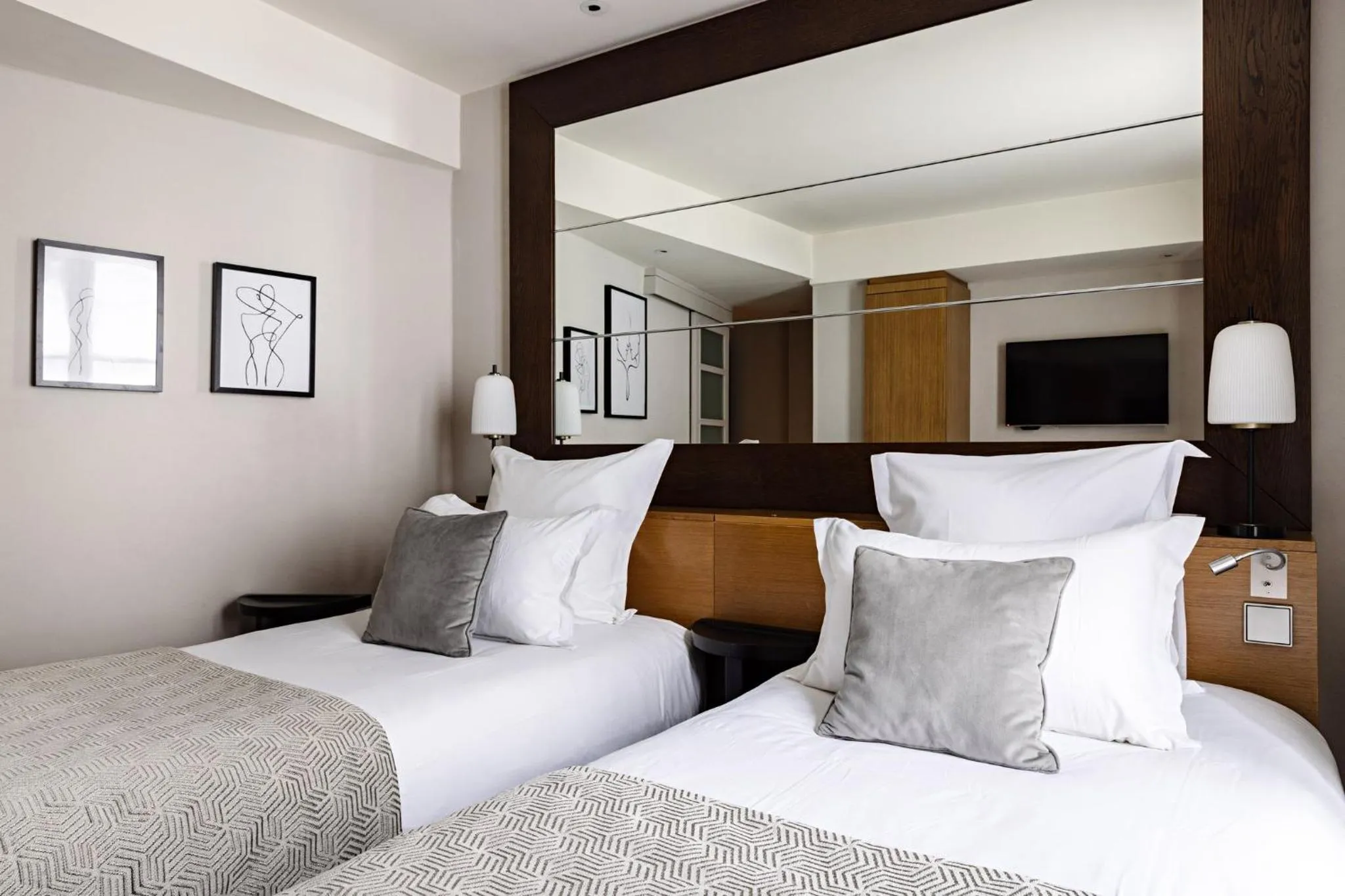 Photo of the whole room, Bed in Holiday Inn Paris Palais de l'Elysée by IHG