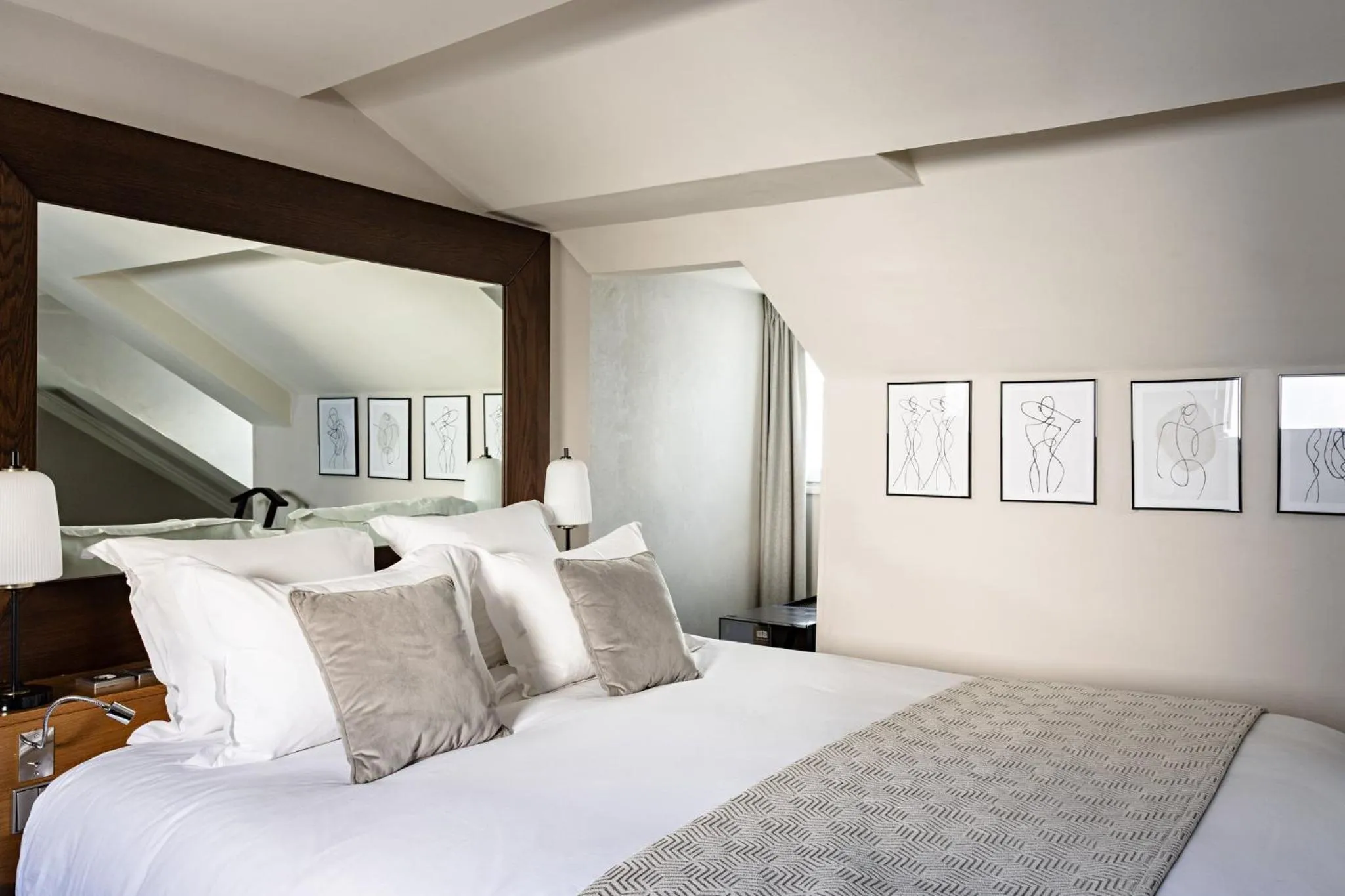 Photo of the whole room, Bed in Holiday Inn Paris Palais de l'Elysée by IHG