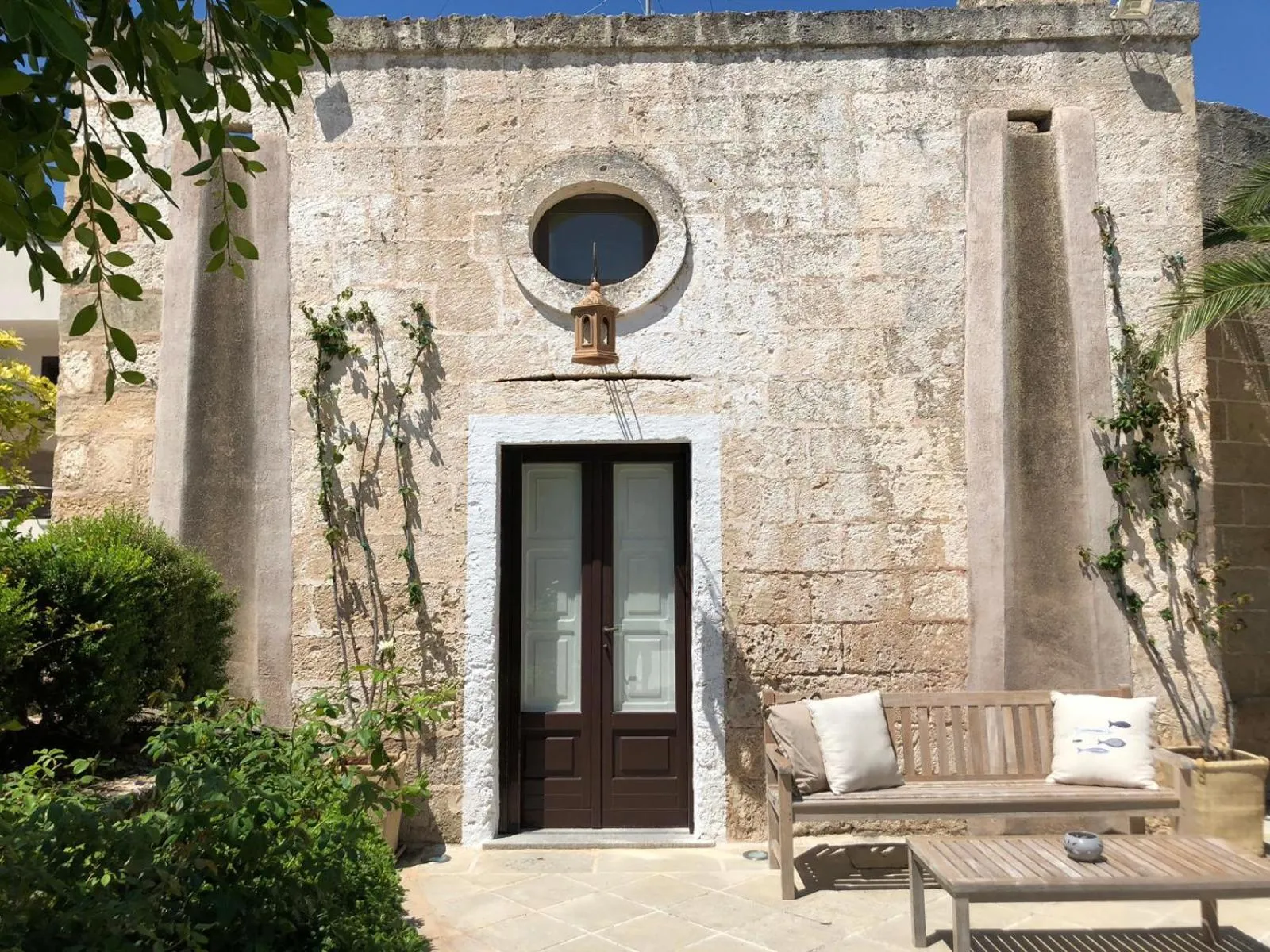 Facade/entrance in Villa Romasi