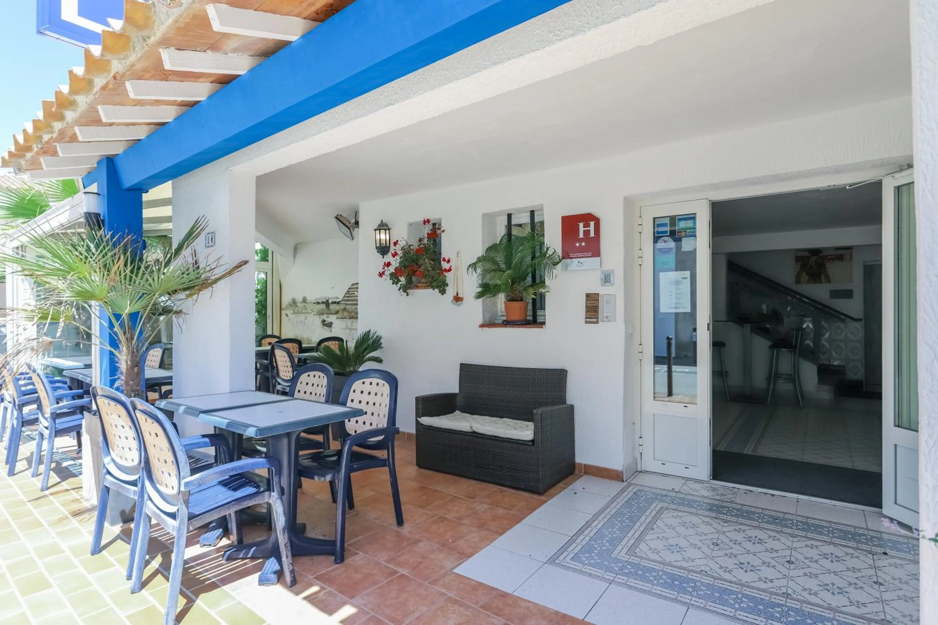 Patio in Hotel Les Palmiers En Camargue