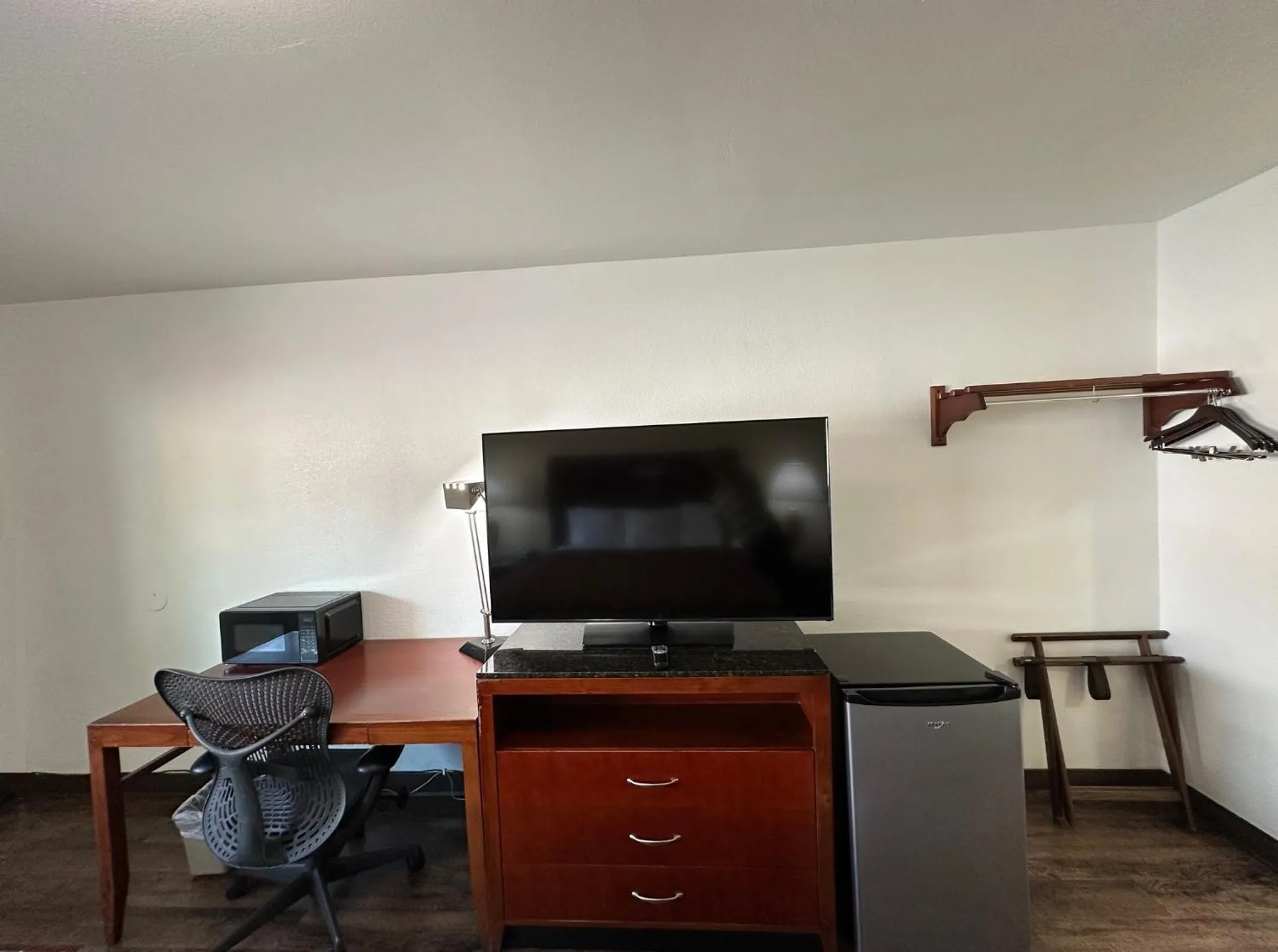 TV and multimedia in Desert Sands Inn & Suites