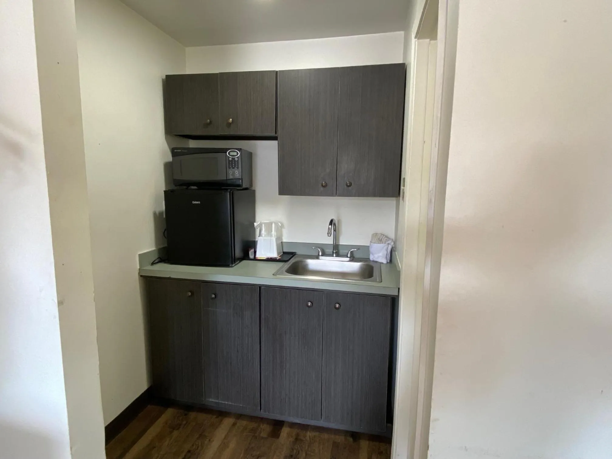 Kitchen or kitchenette in Desert Sands Inn & Suites
