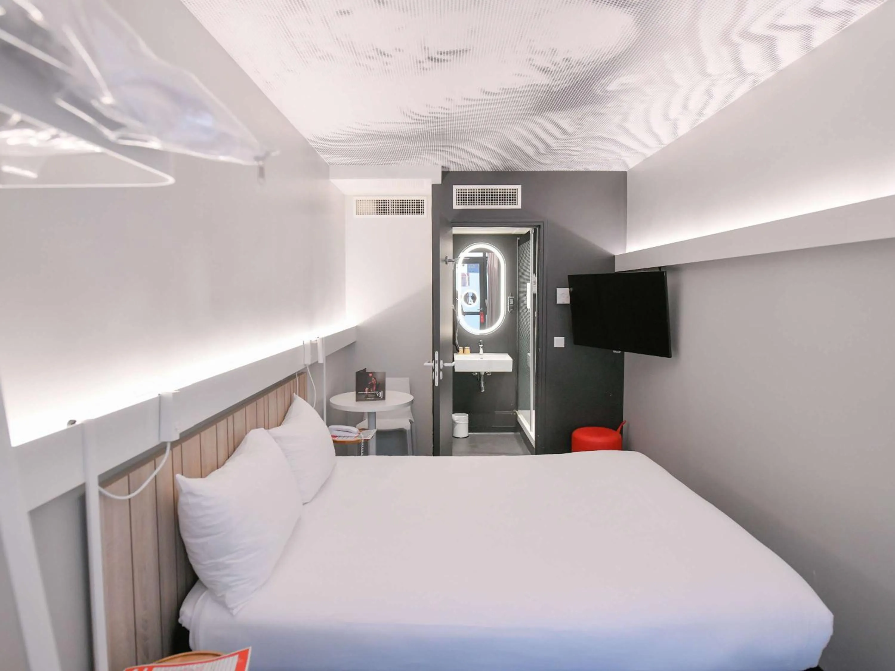 Property building, Bed in ibis Paris Opera La Fayette